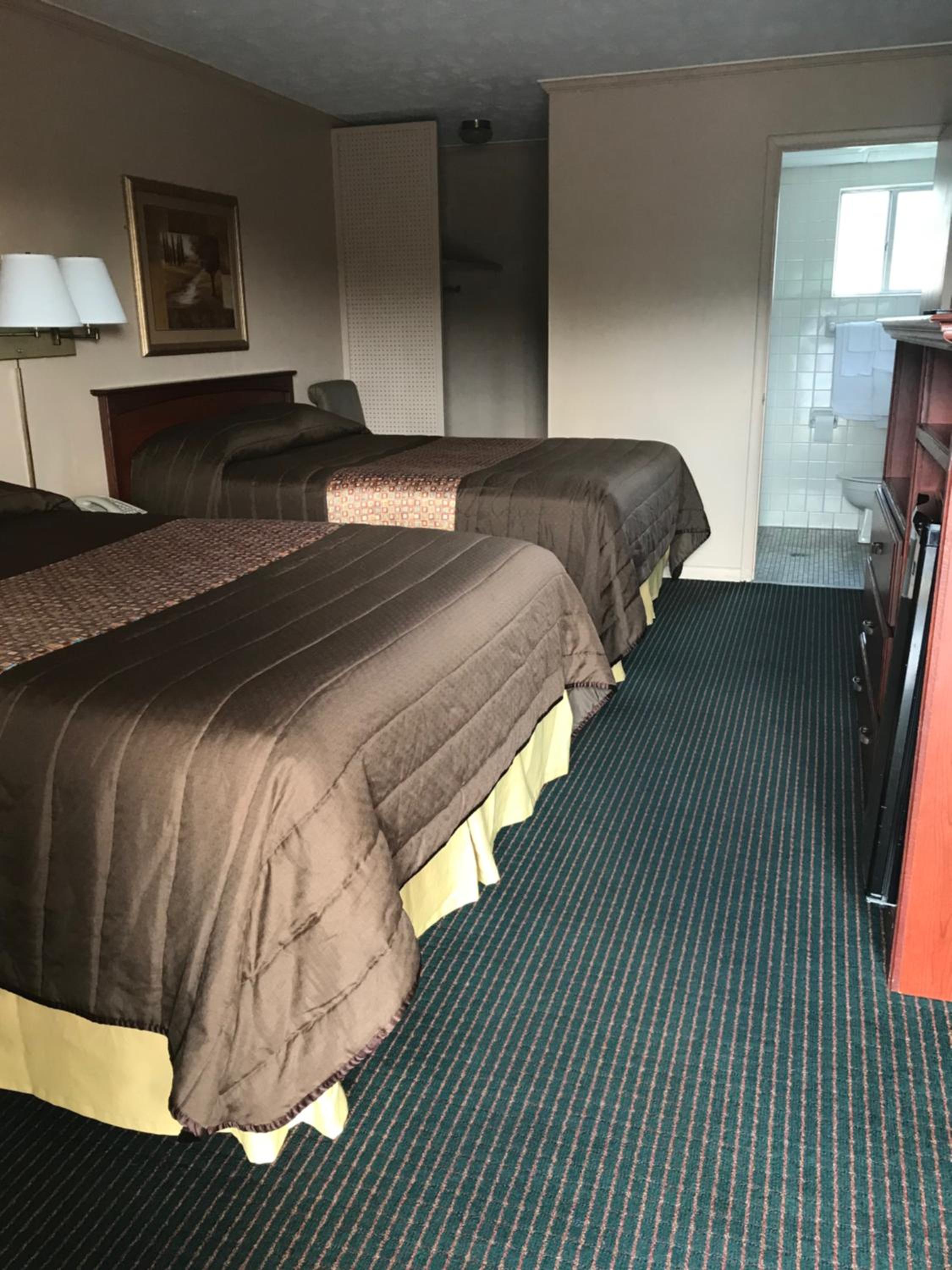Queen Room with Two Queen Beds photo 1
