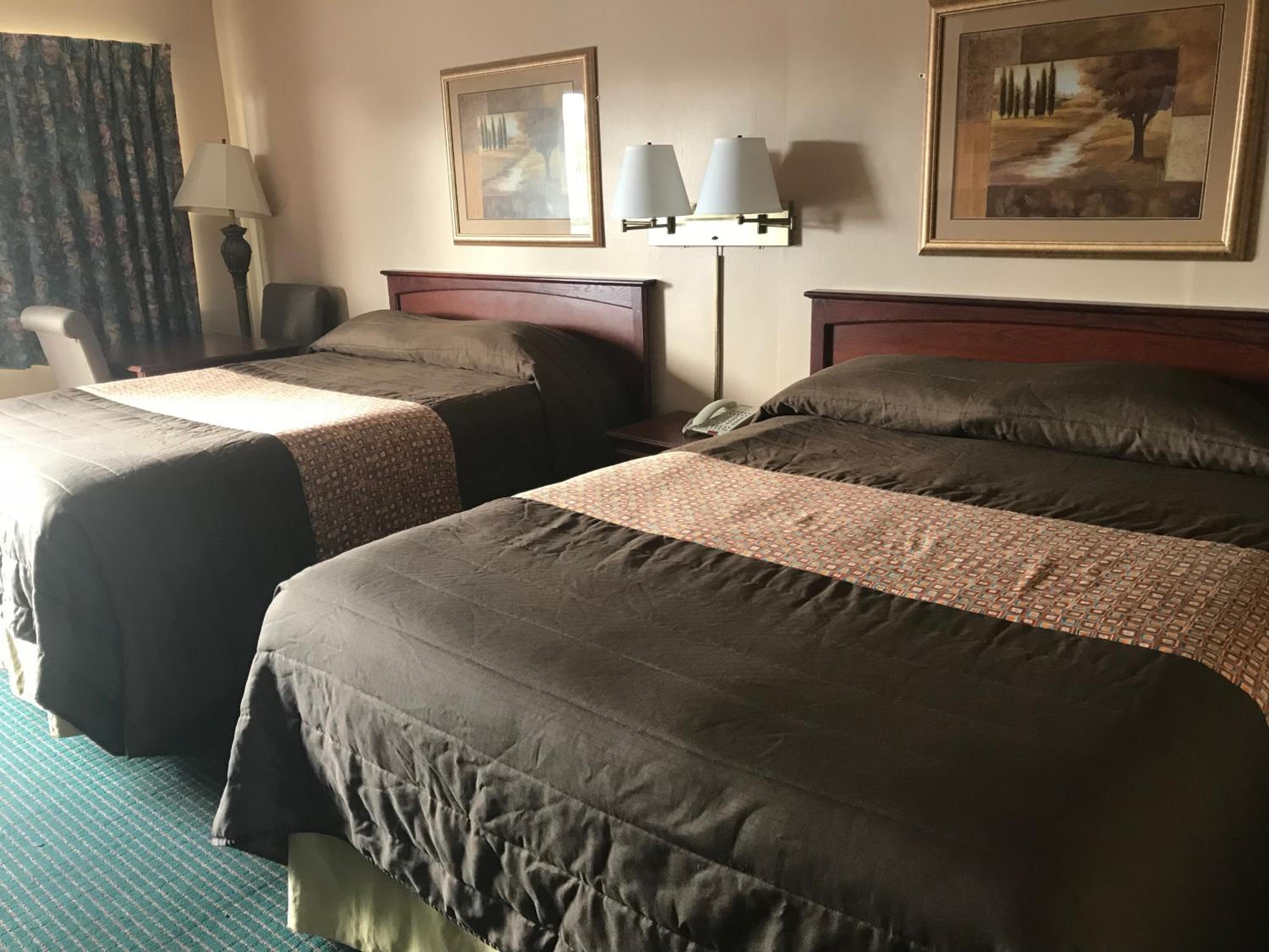 Queen Room with Two Queen Beds photo 2
