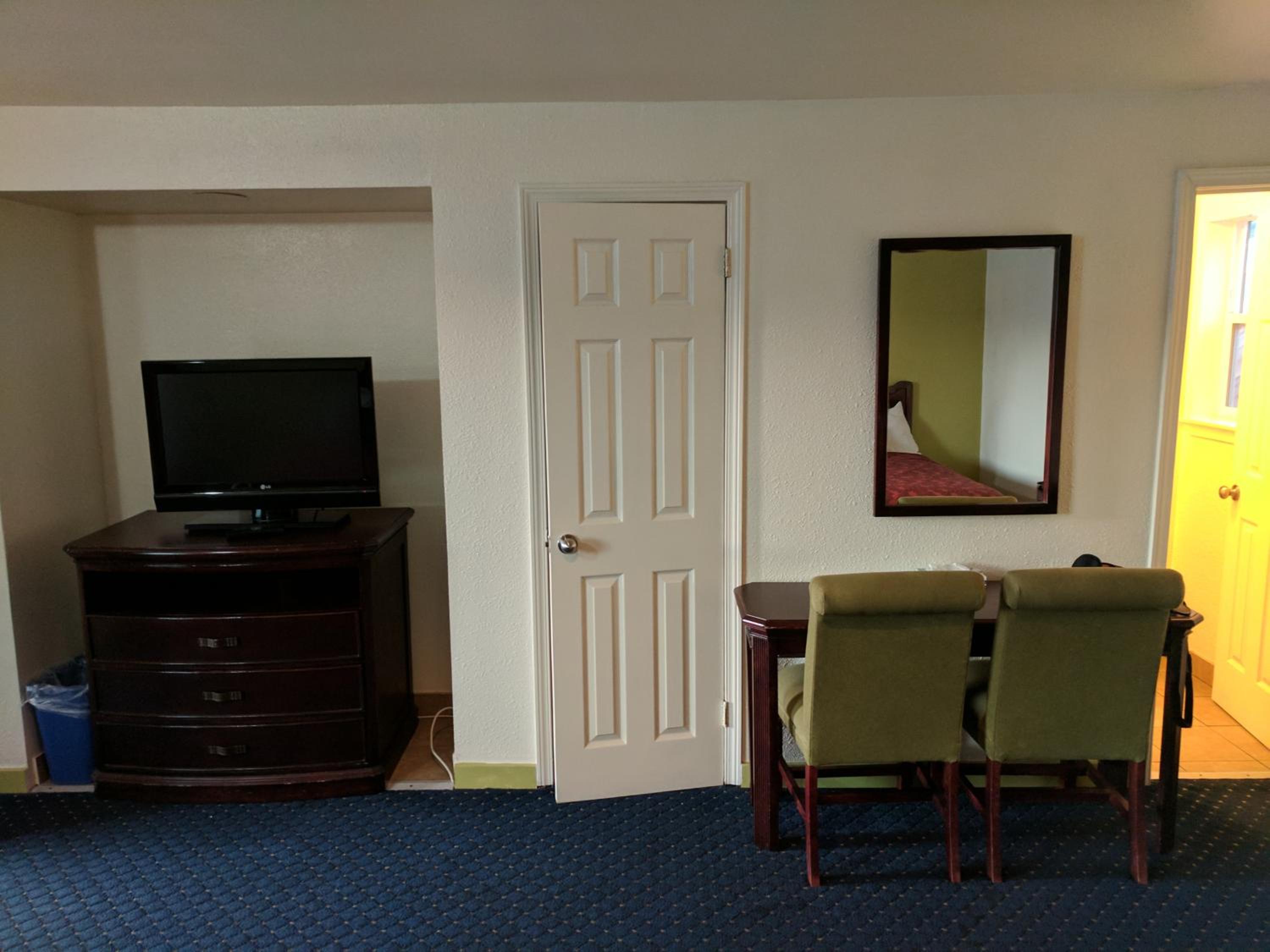 Queen Room with Two Queen Beds - Photo 4