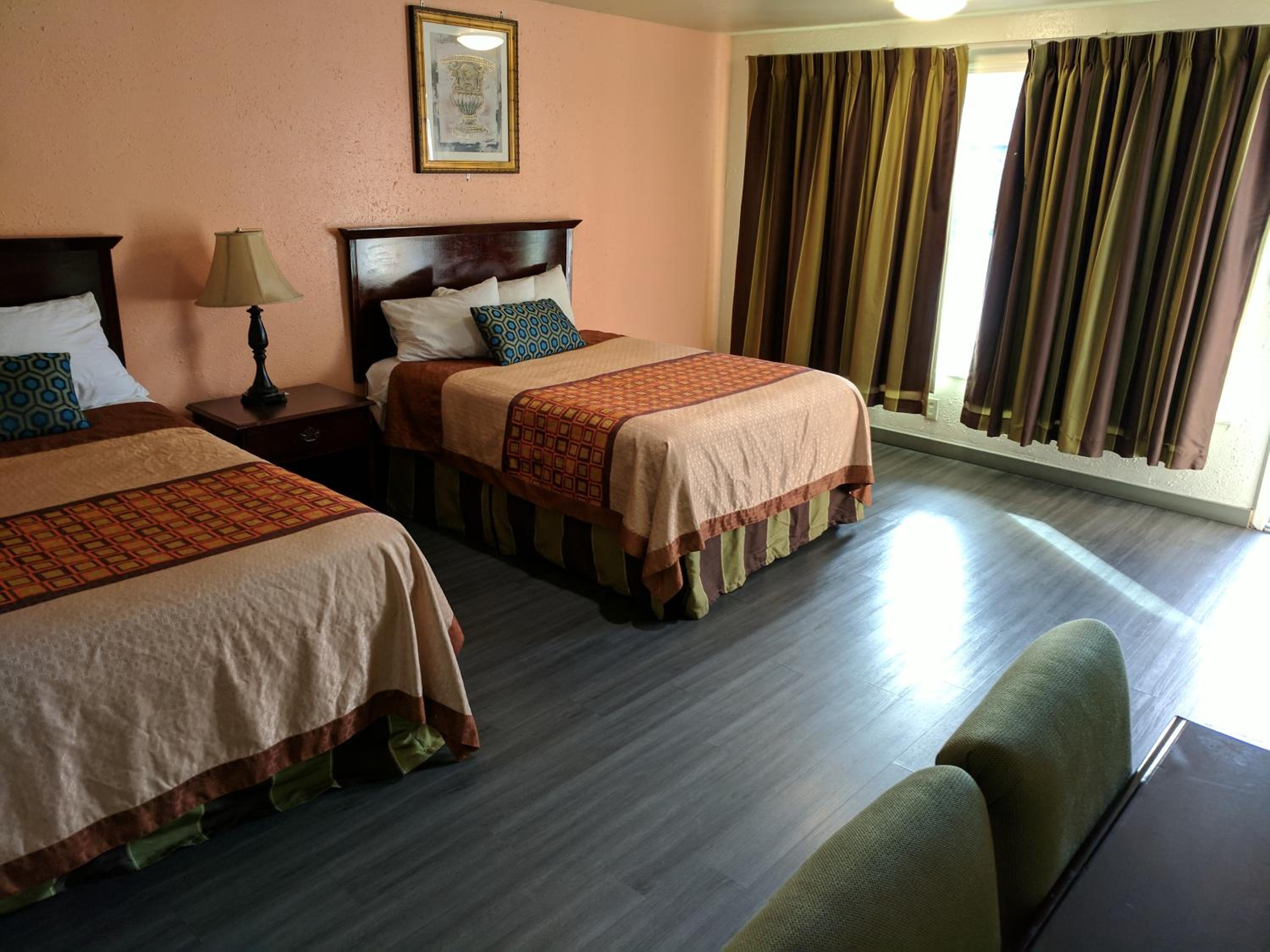 Queen Room with Two Queen Beds - Photo 5