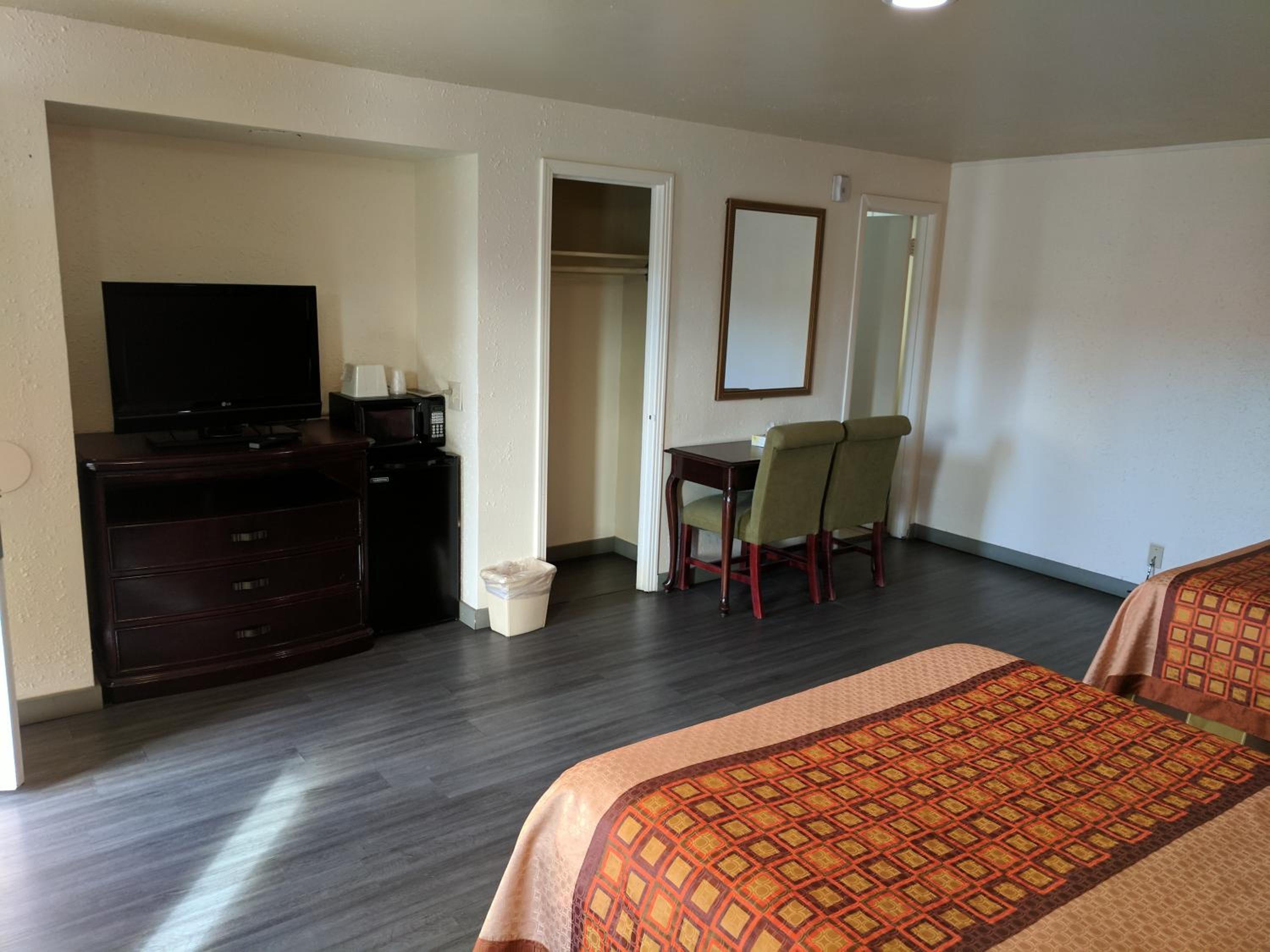 Queen Room with Two Queen Beds - Photo 6