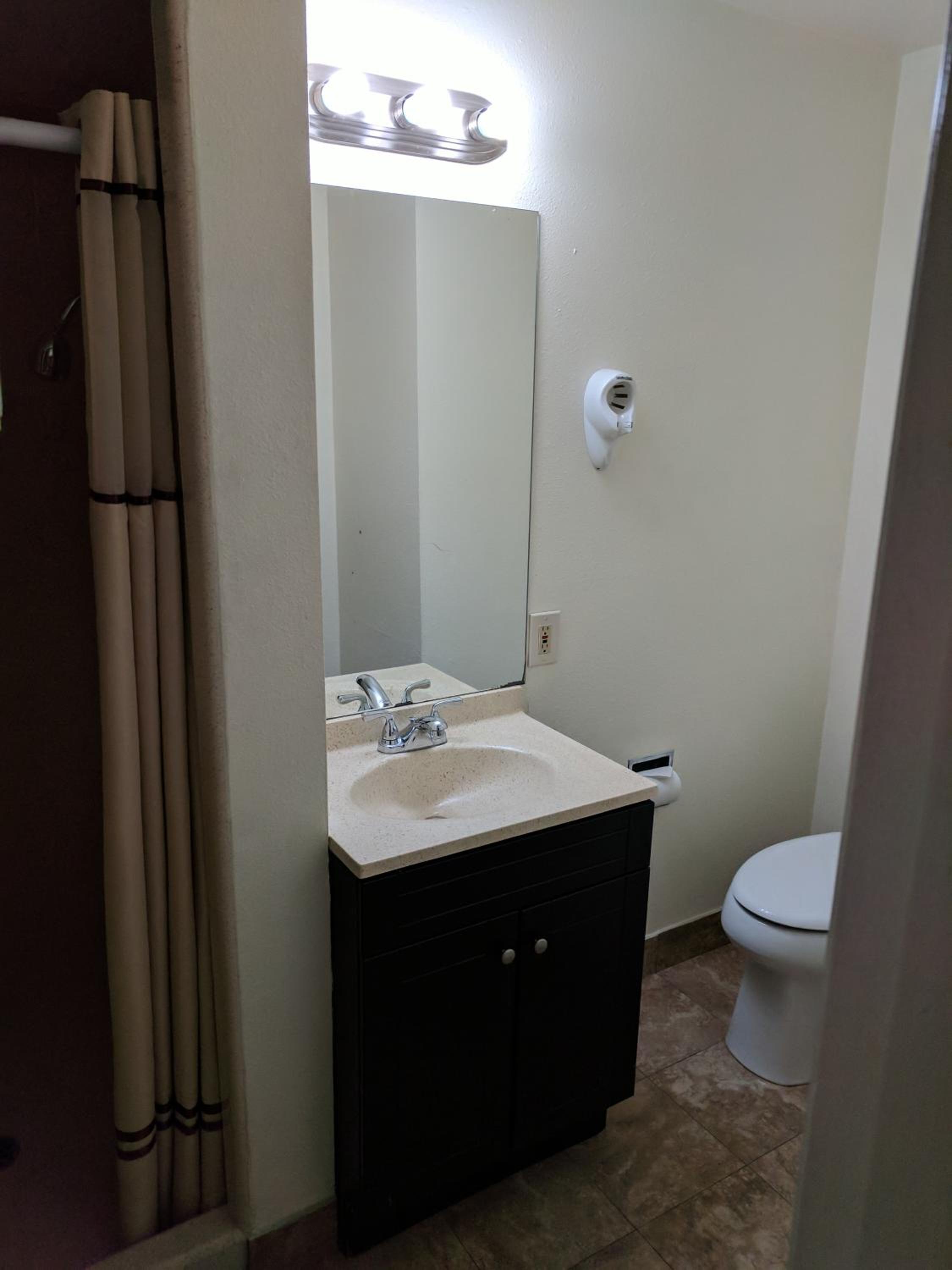 Queen Room - Photo 13