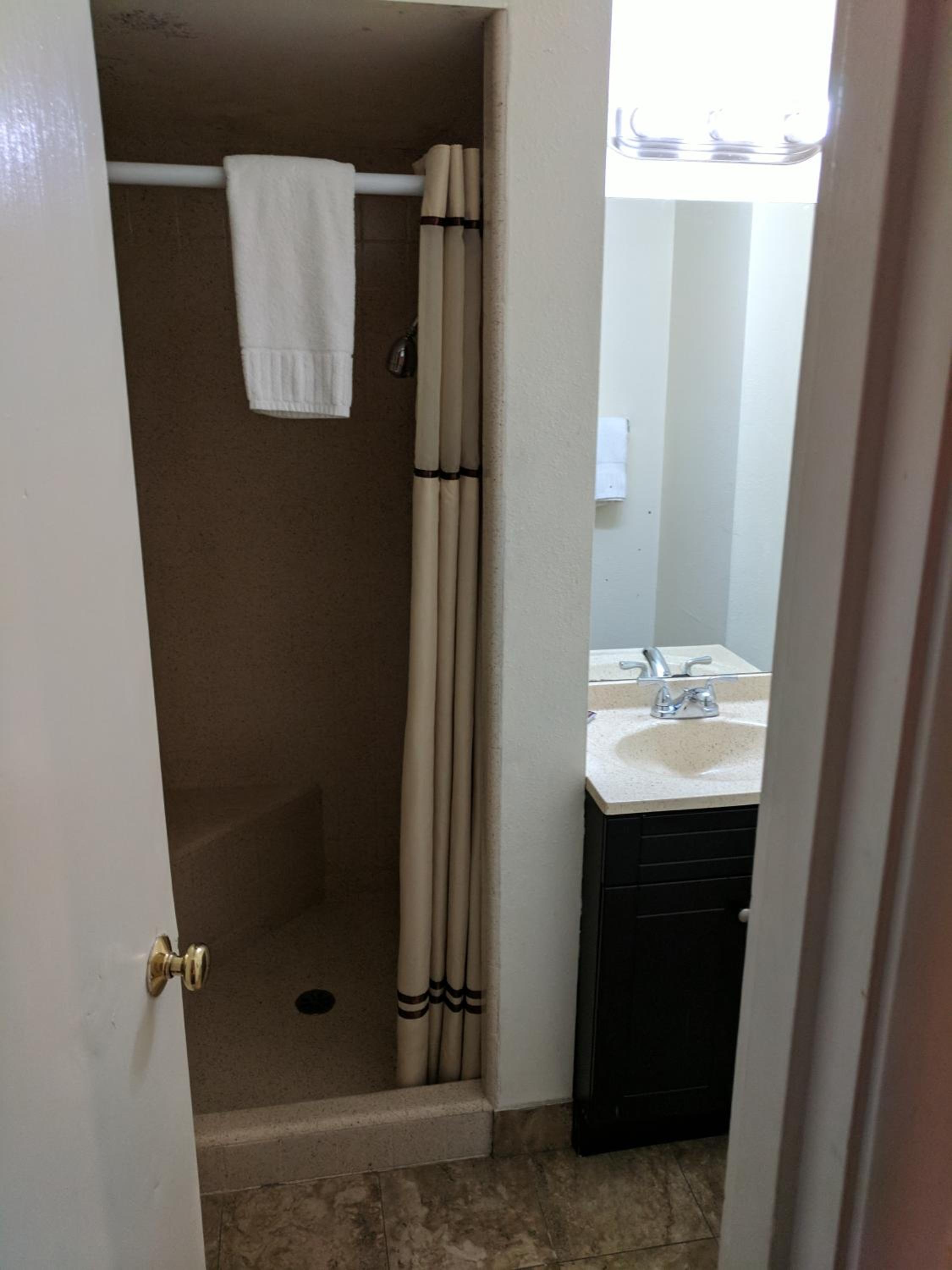 Queen Room - Photo 8