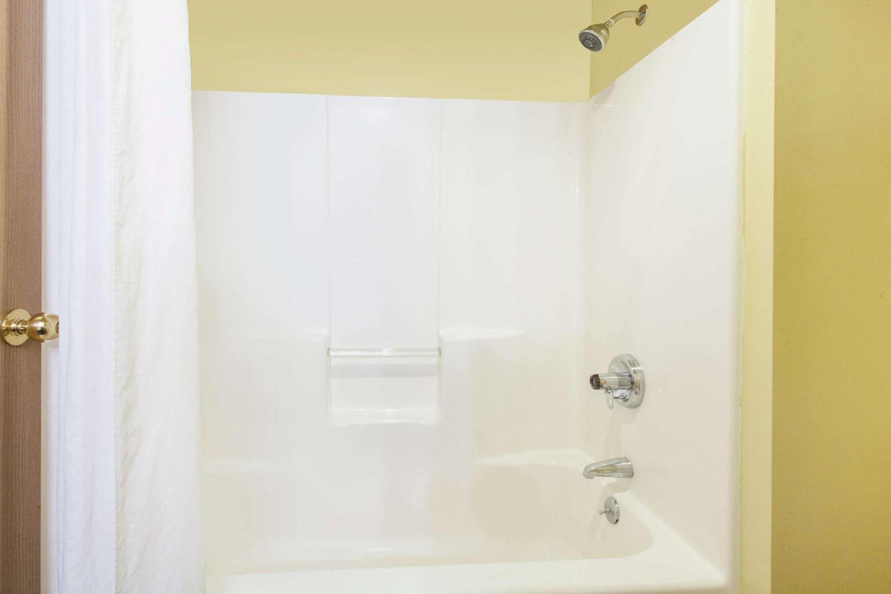 King Room - Non-Smoking - Photo 2