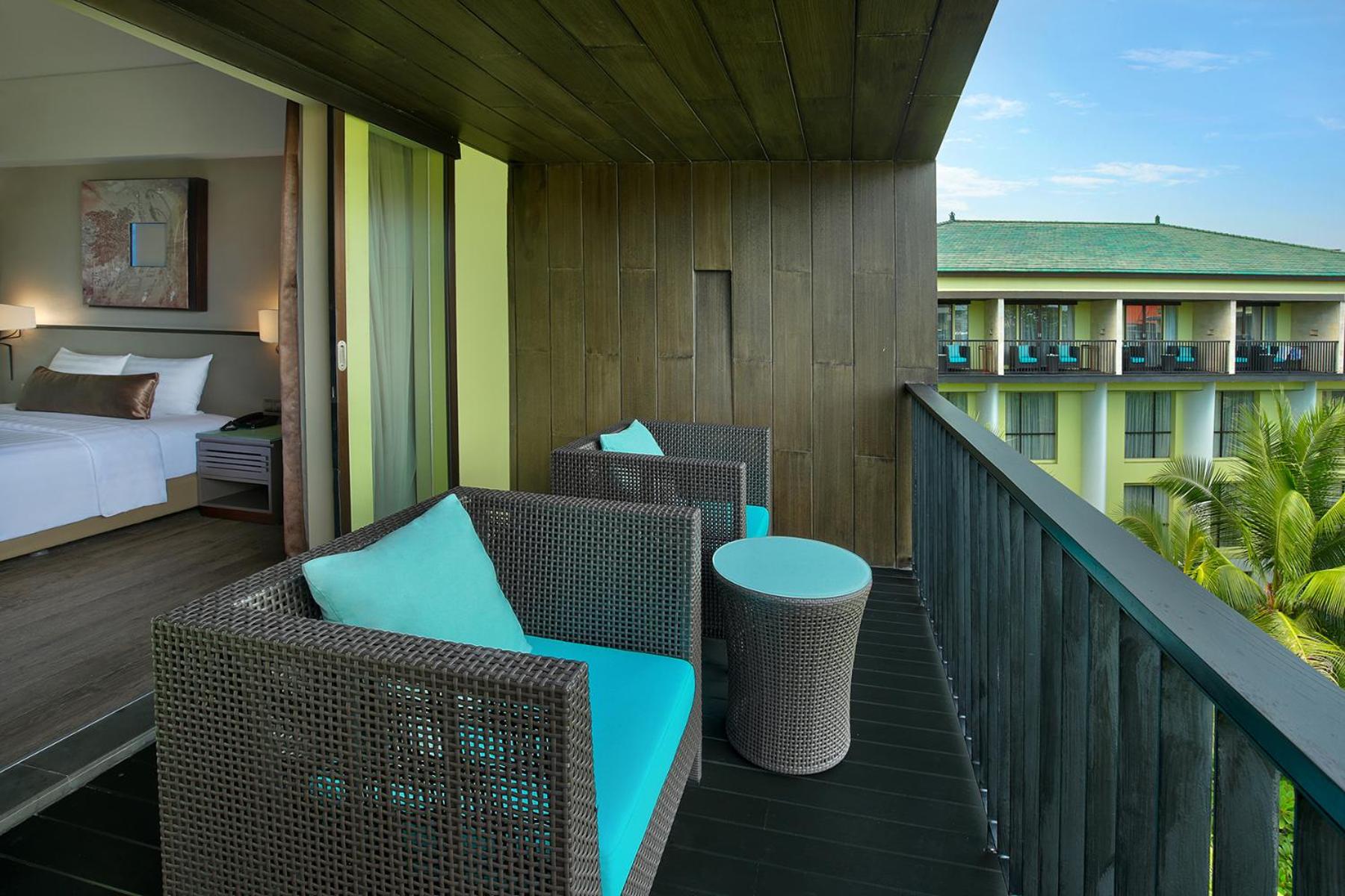Deluxe King Room with Balcony photo 3