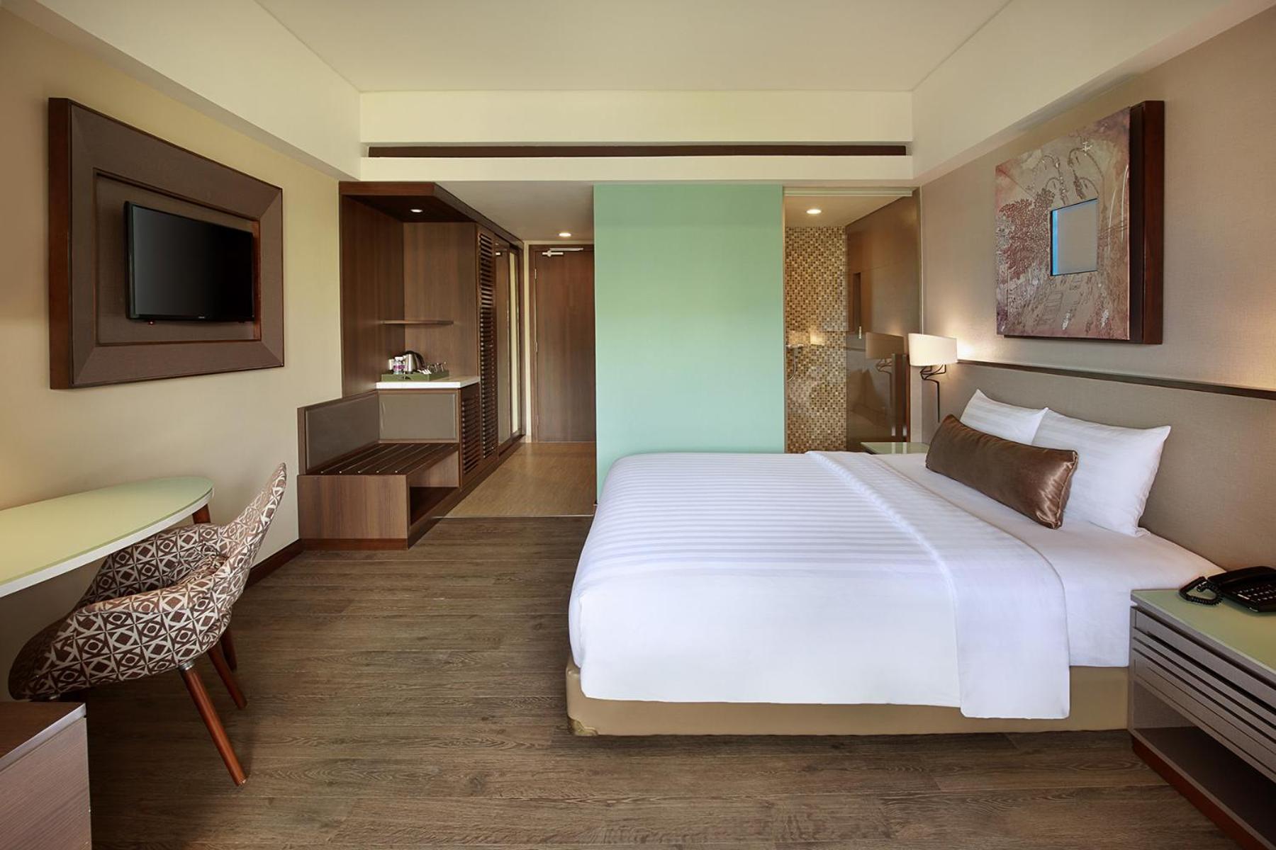 Deluxe King Room with Balcony photo 2