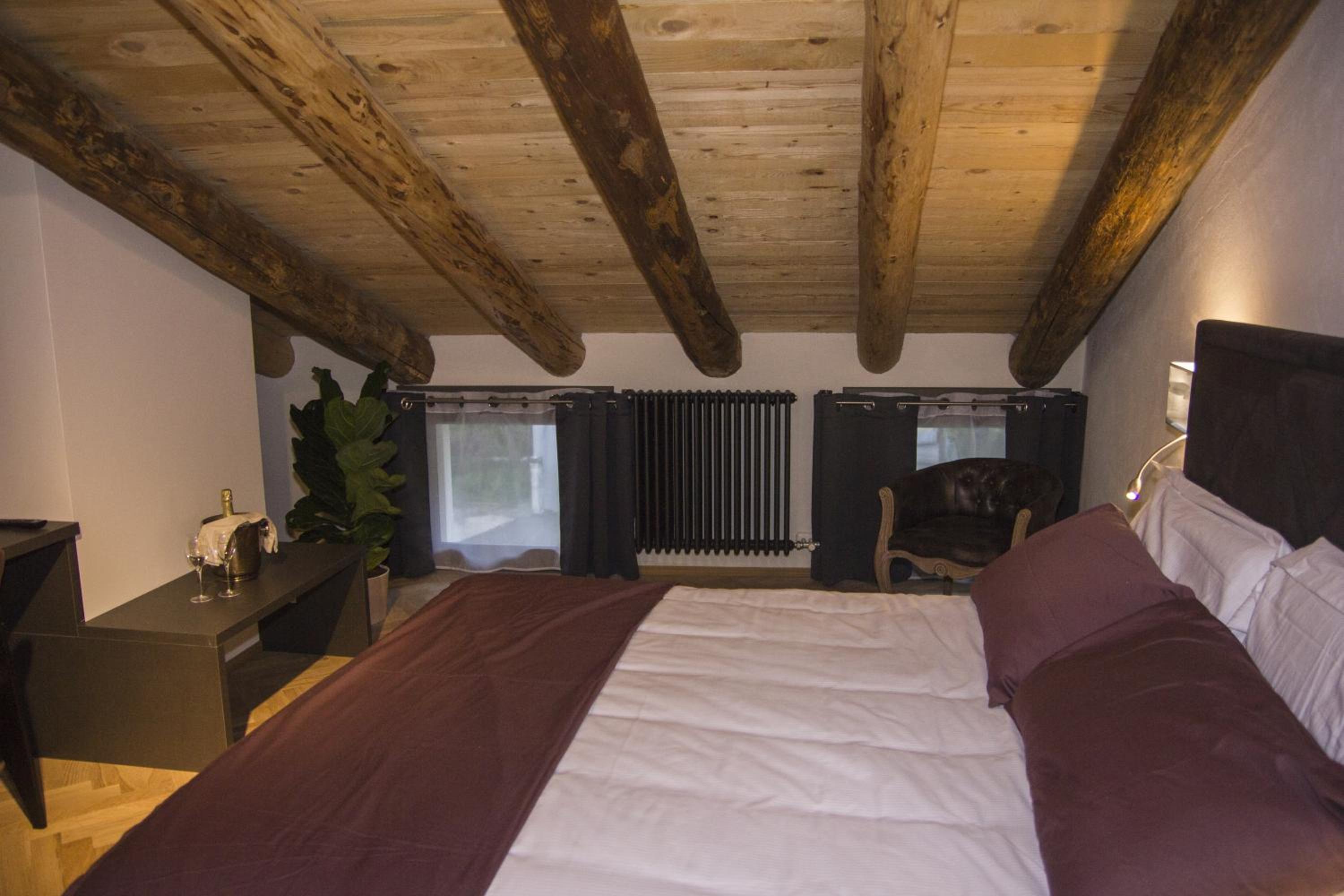 Deluxe Room - Photo 5