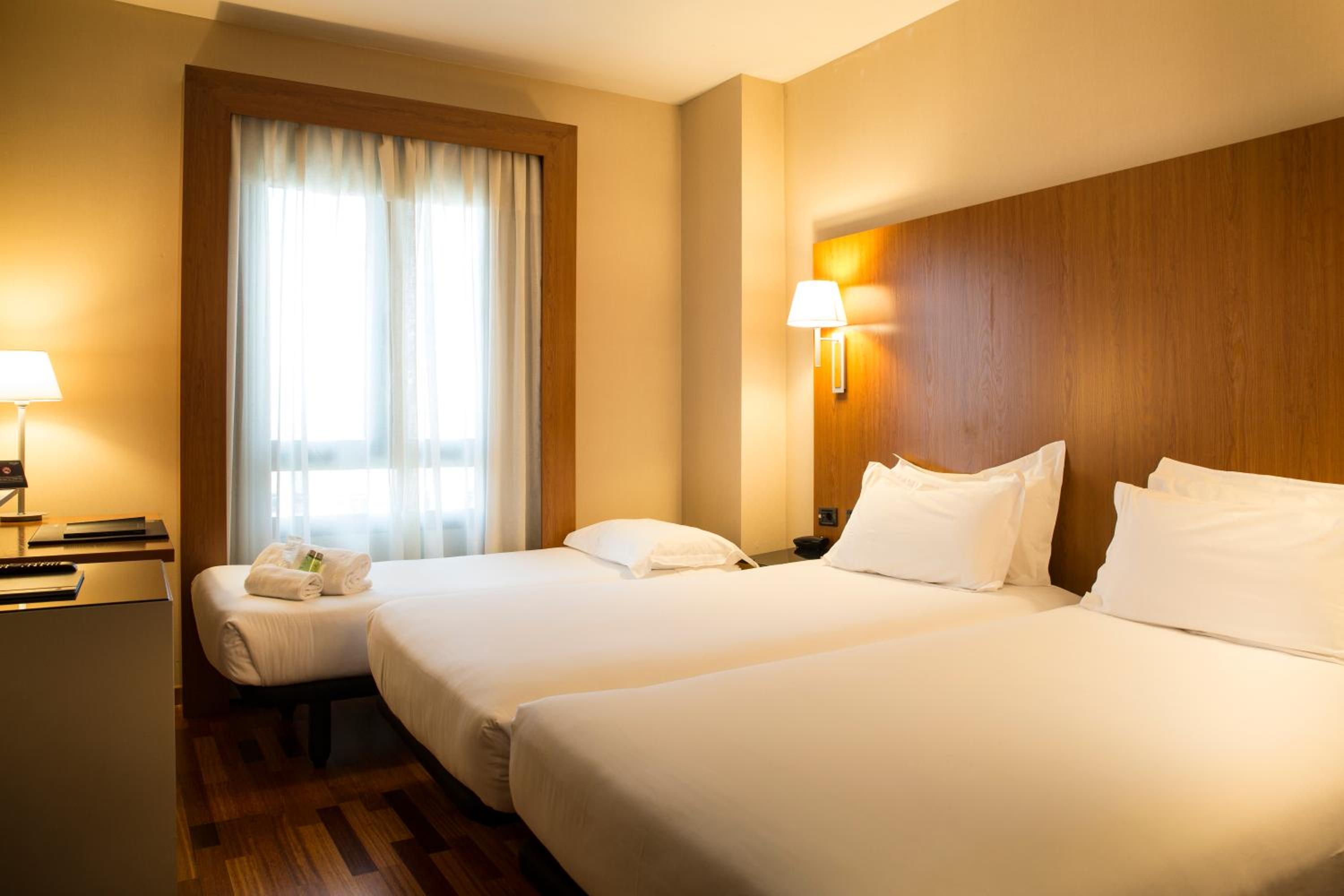 Twin Room with Extra Bed - Photo 1