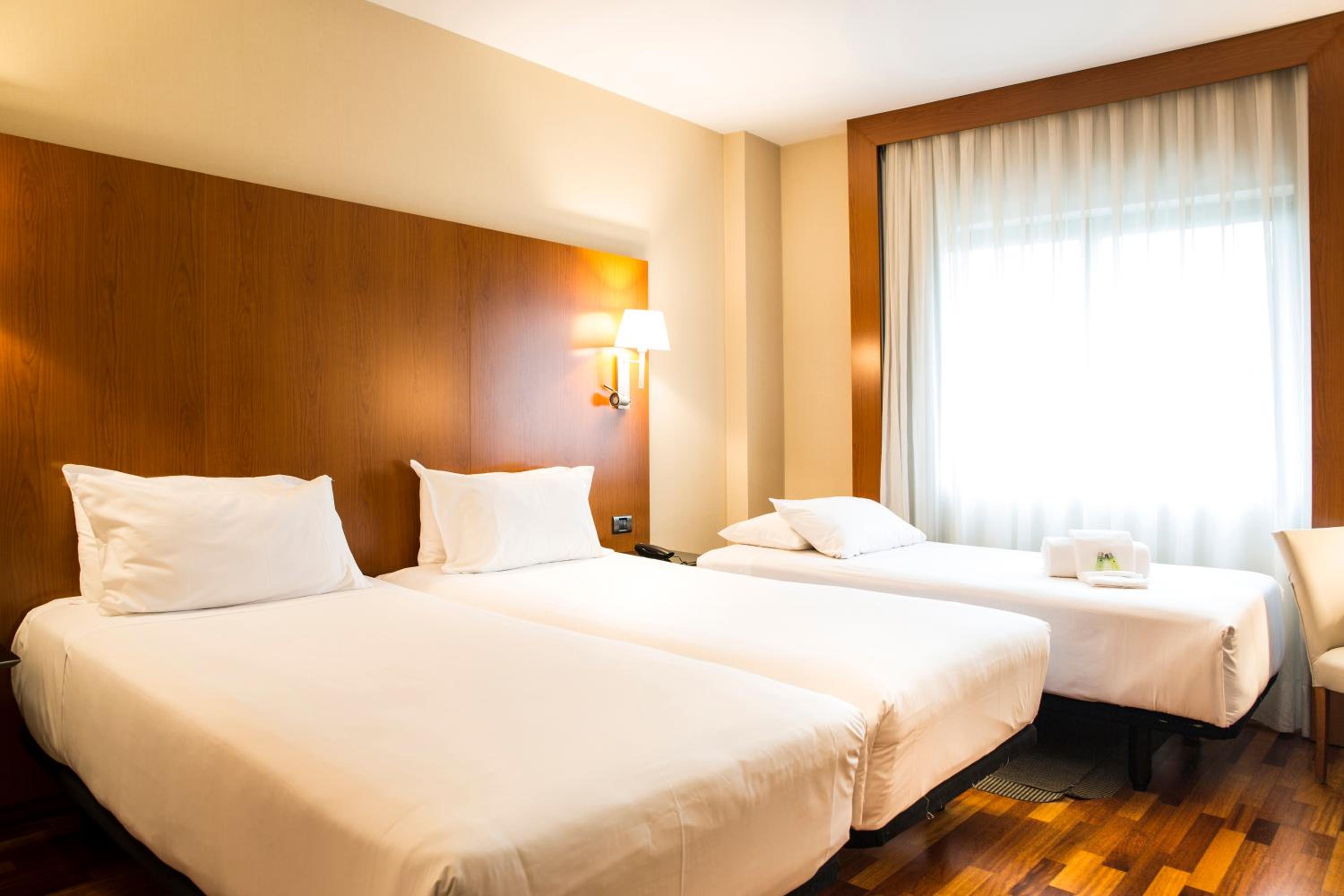Twin Room with Extra Bed - Photo 3