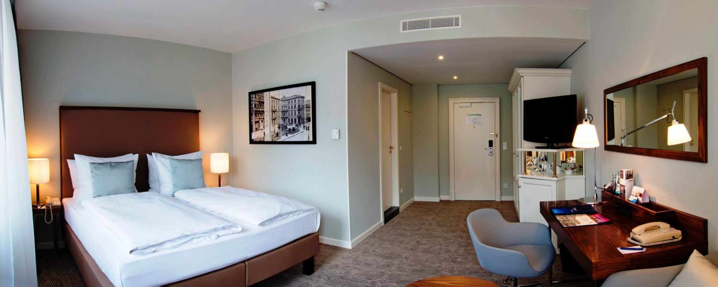 Superior Room with Balcony - Photo 9