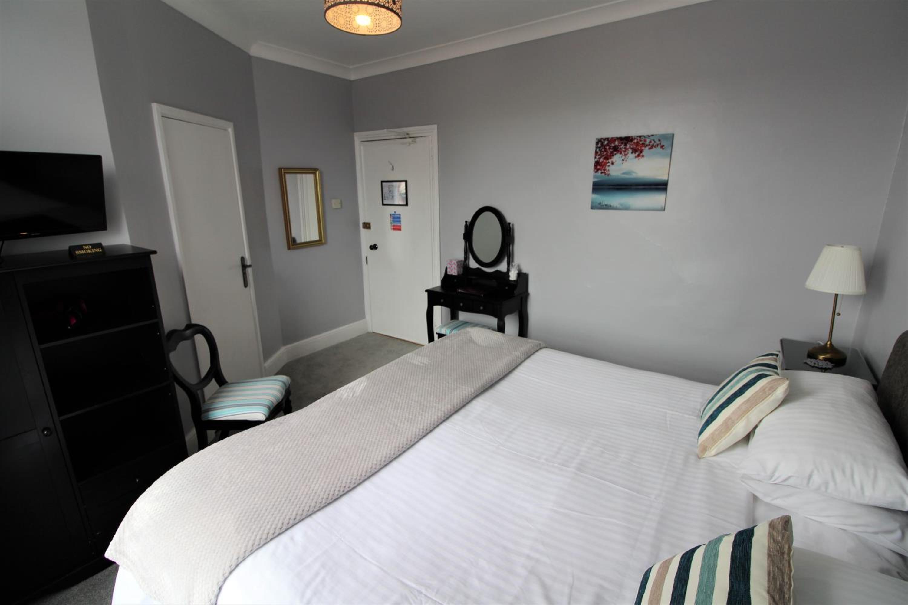 Large Double Room - Photo 2