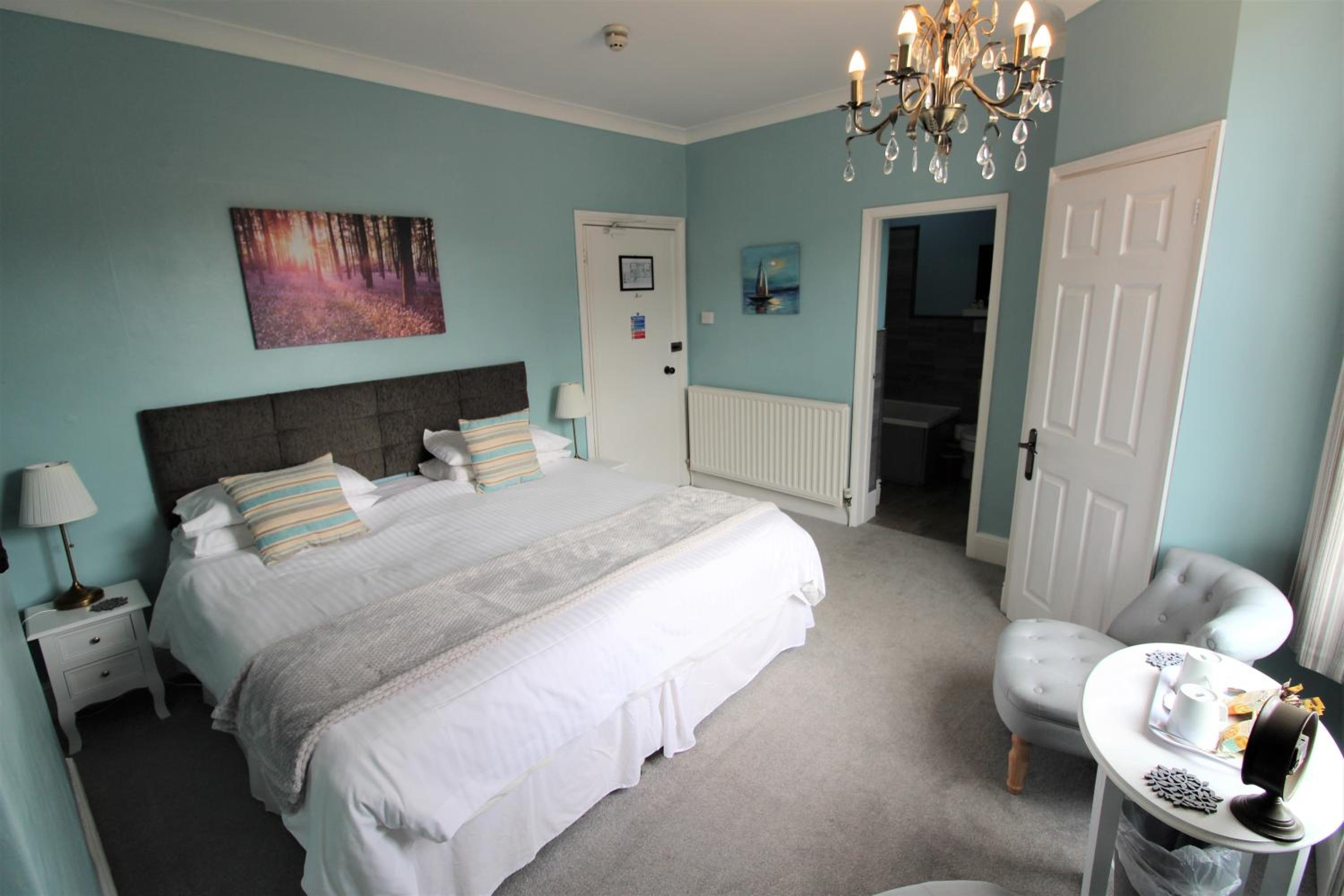 Large Double Room - Photo 3