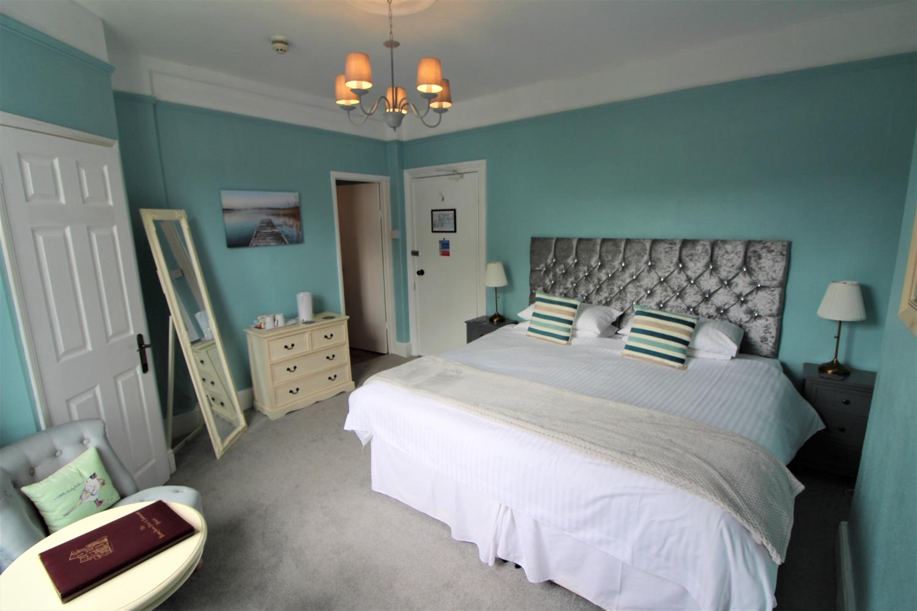 Large Double Room - Photo 6