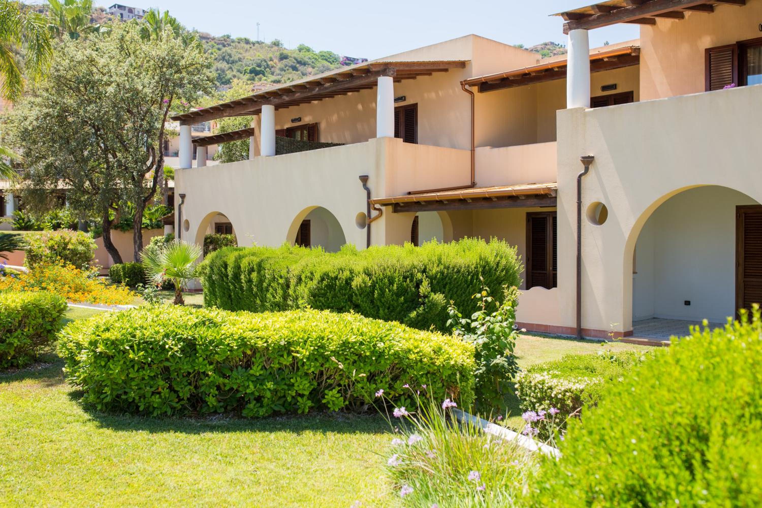 Comfort Double or Twin Room with swimming pool view photo 3