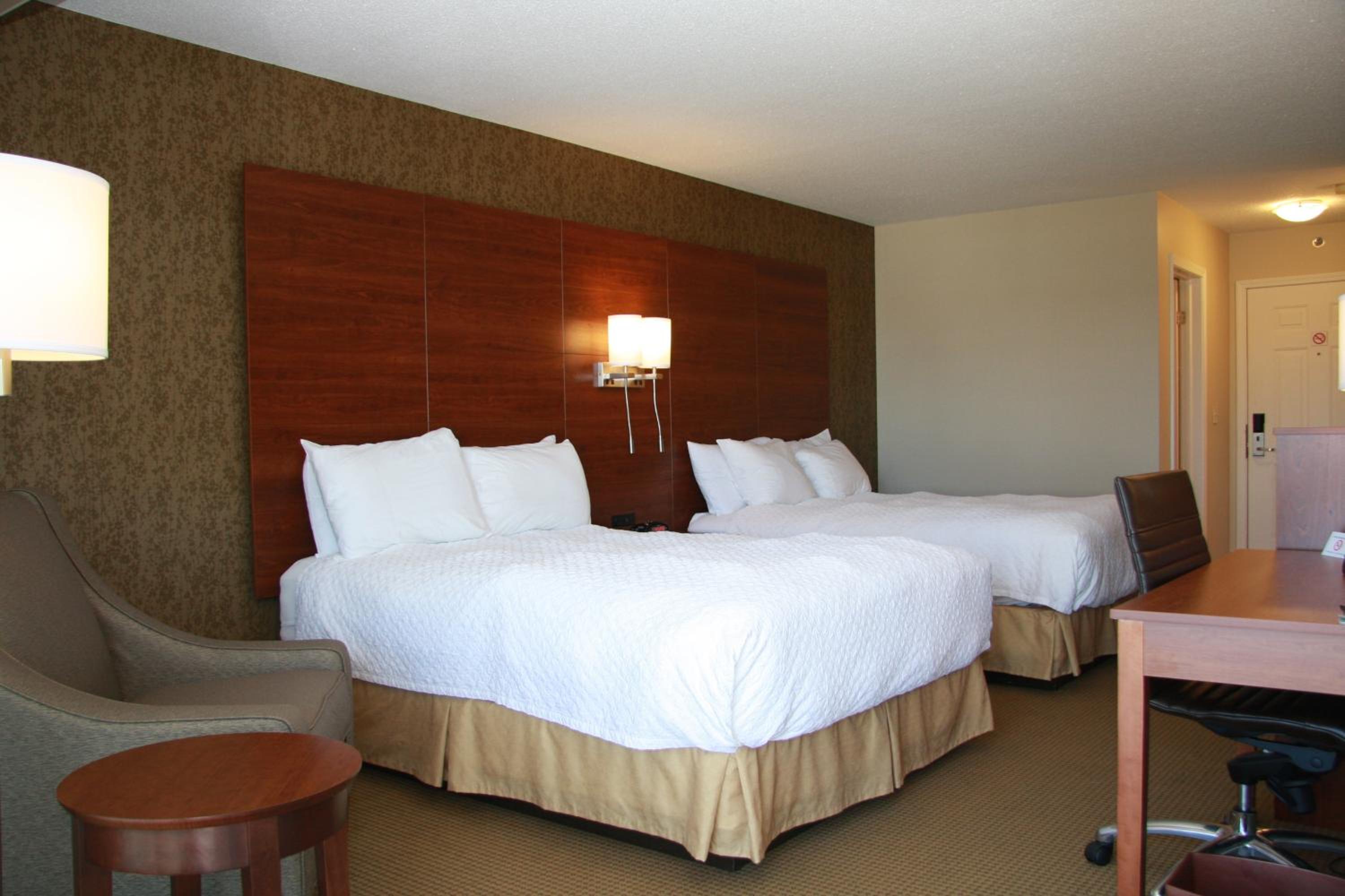 Queen Room with Two Queen Beds photo 1