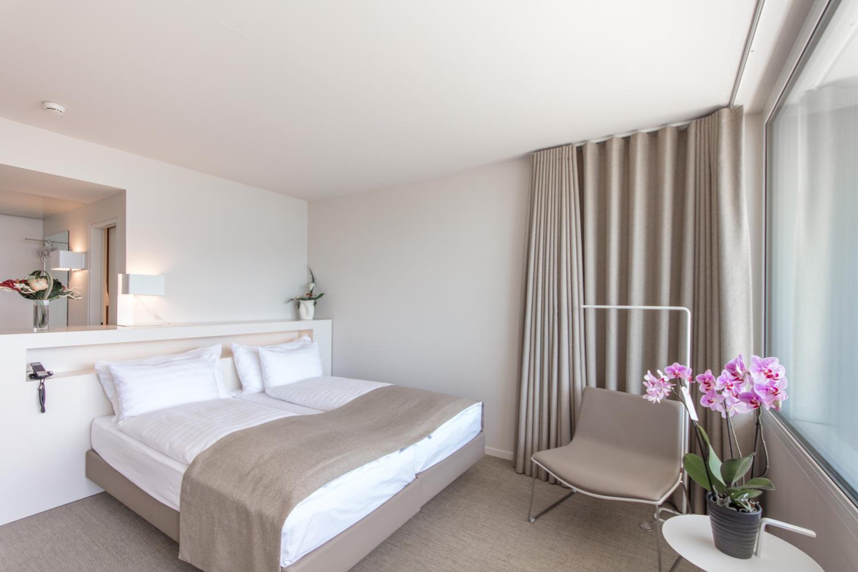 Twin or Double Room with Lake View - Photo 4