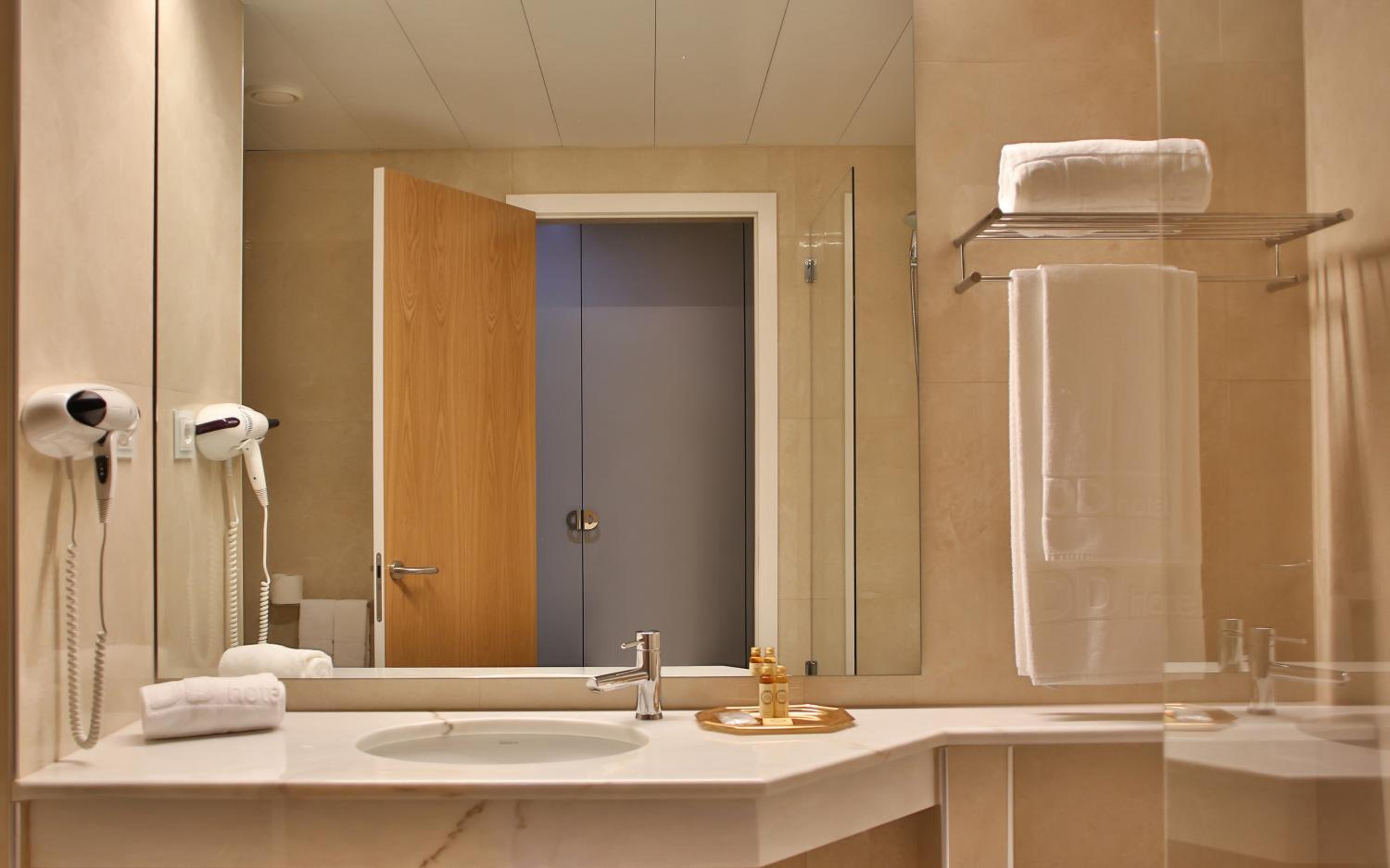 Double or Twin Room with Balcony and River View - Photo 5