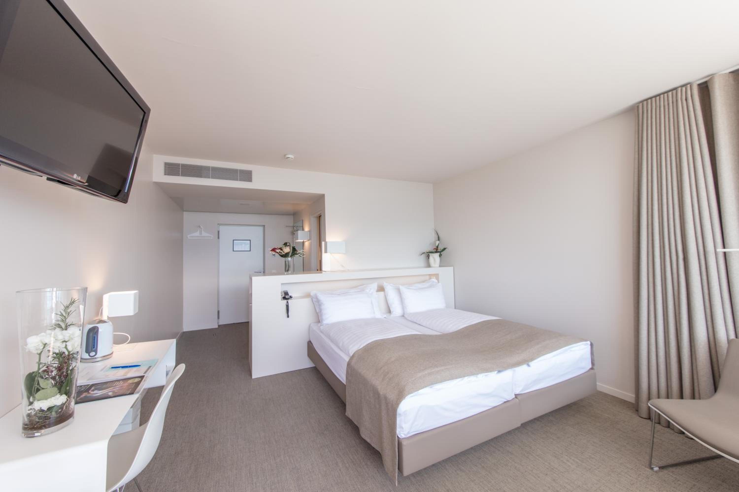 Twin or Double Room with Lake View - Photo 6