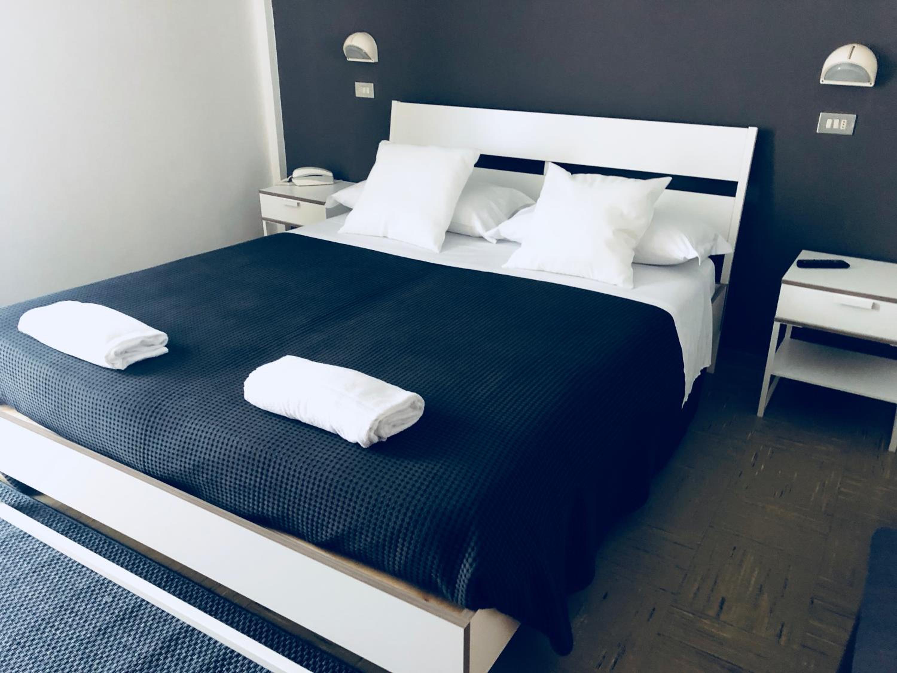 Double Room with Balcony - Photo 19