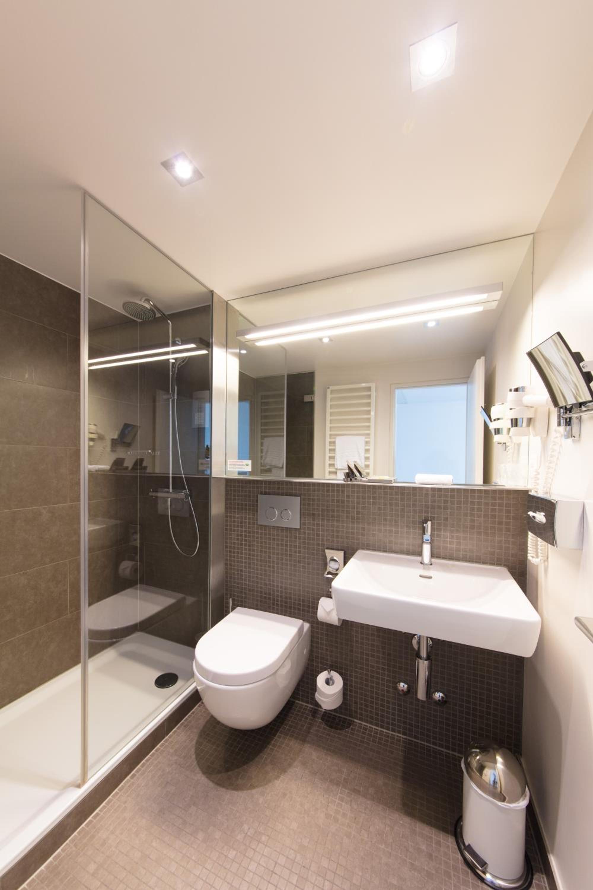 Twin or Double Room with Lake View - Photo 3