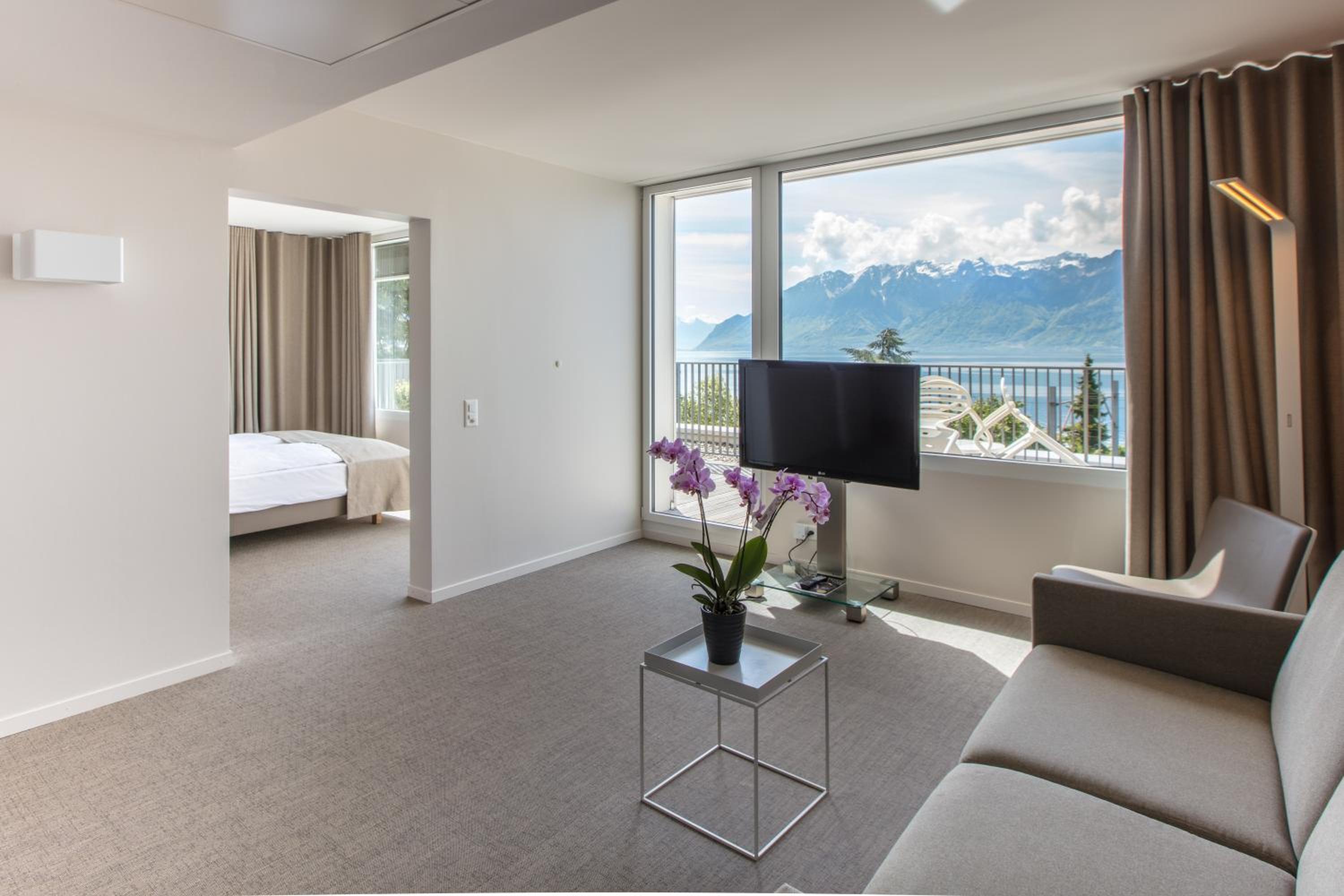 Suite with Lake View and Balcony photo 1