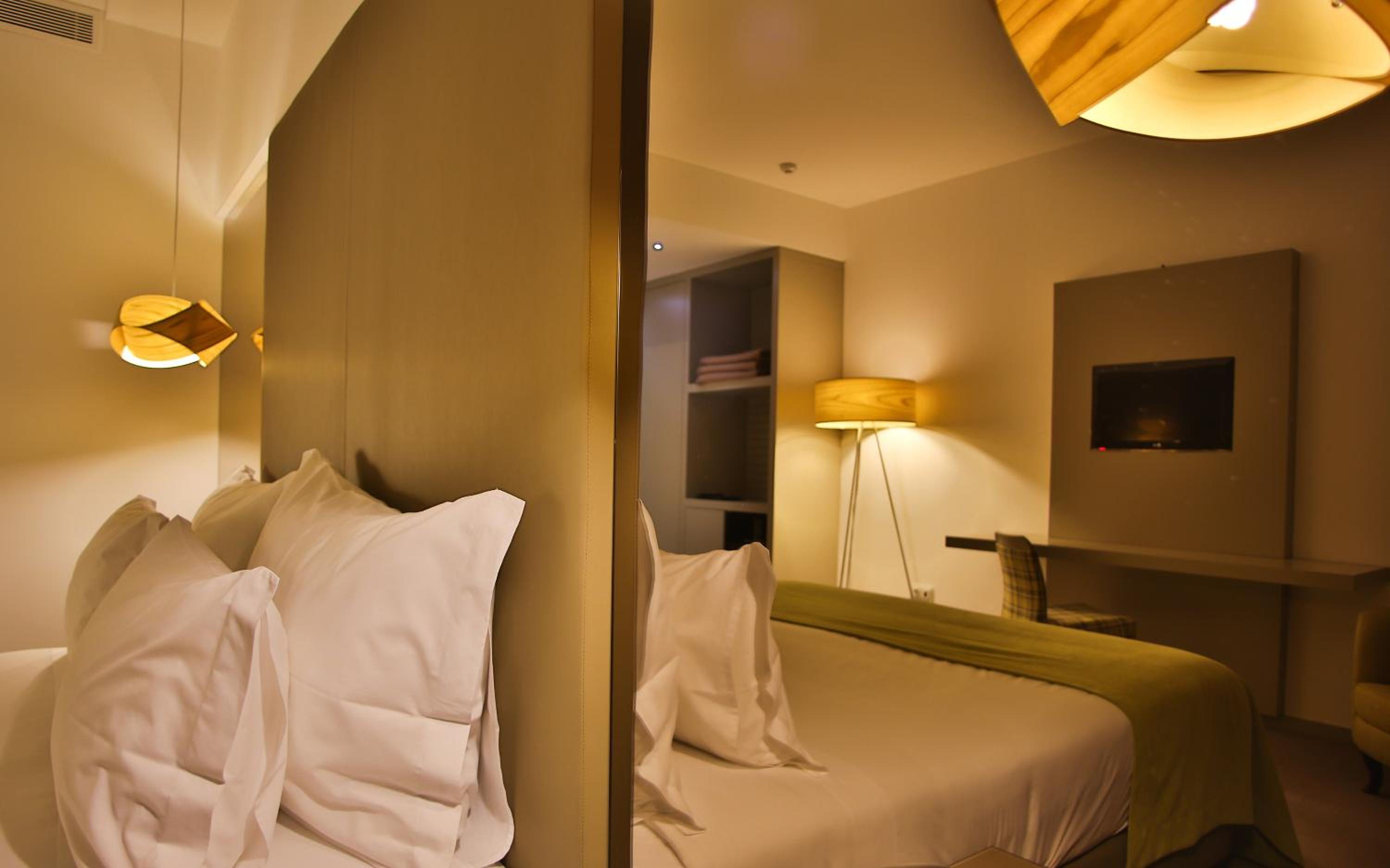 Double or Twin Room with Balcony and River View - Photo 3