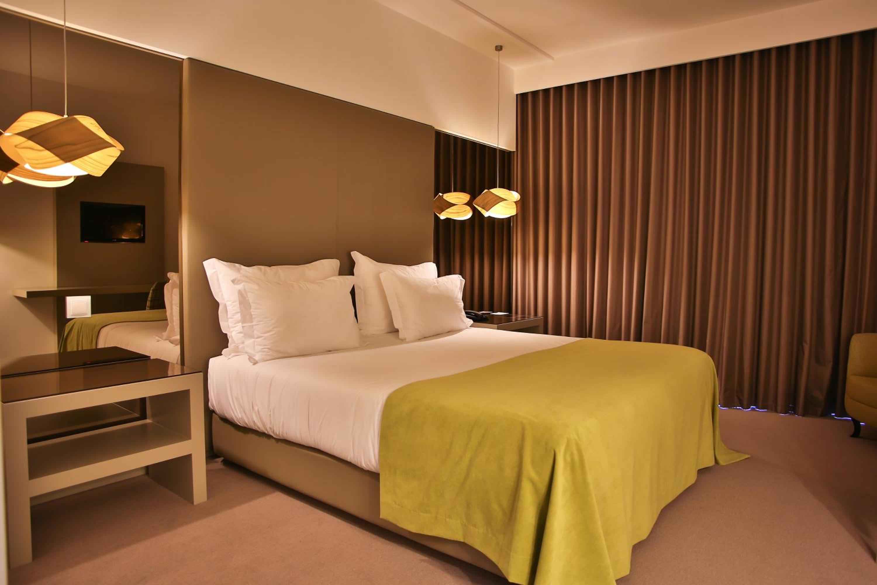 Double or Twin Room with Balcony and River View - Photo 2