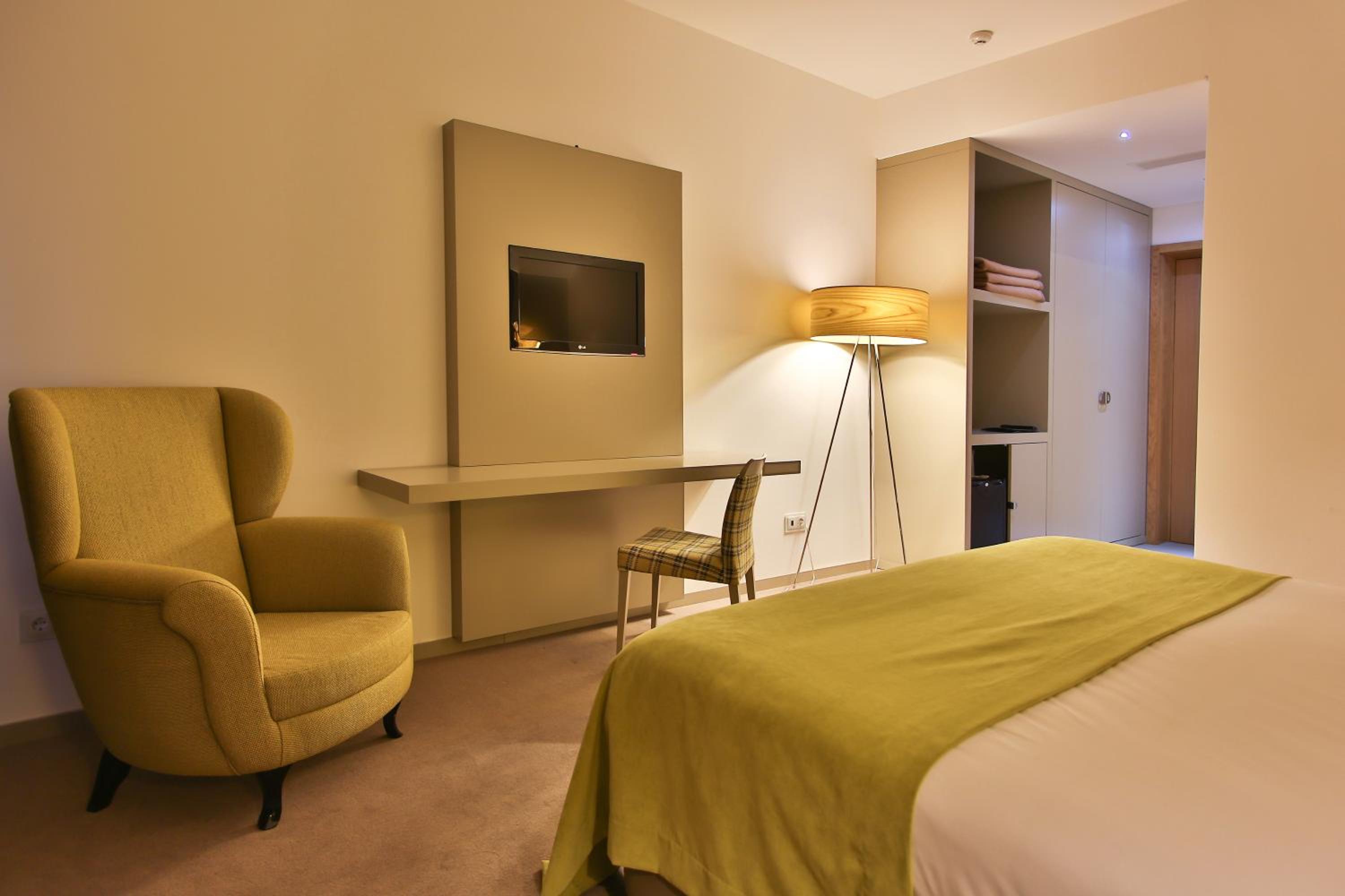 Double or Twin Room with Balcony and River View - Photo 4