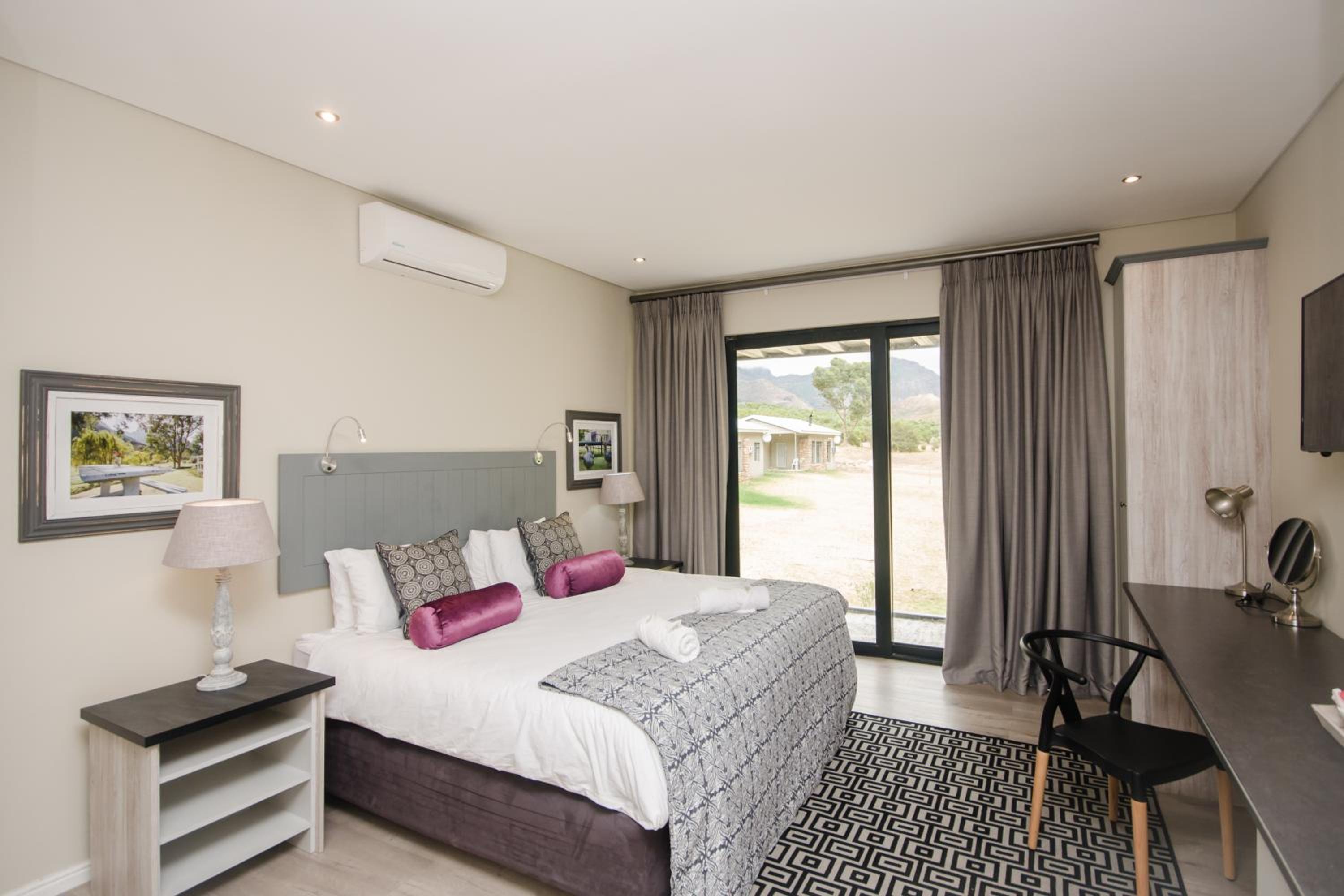 Deluxe Double Room with Balcony photo 3