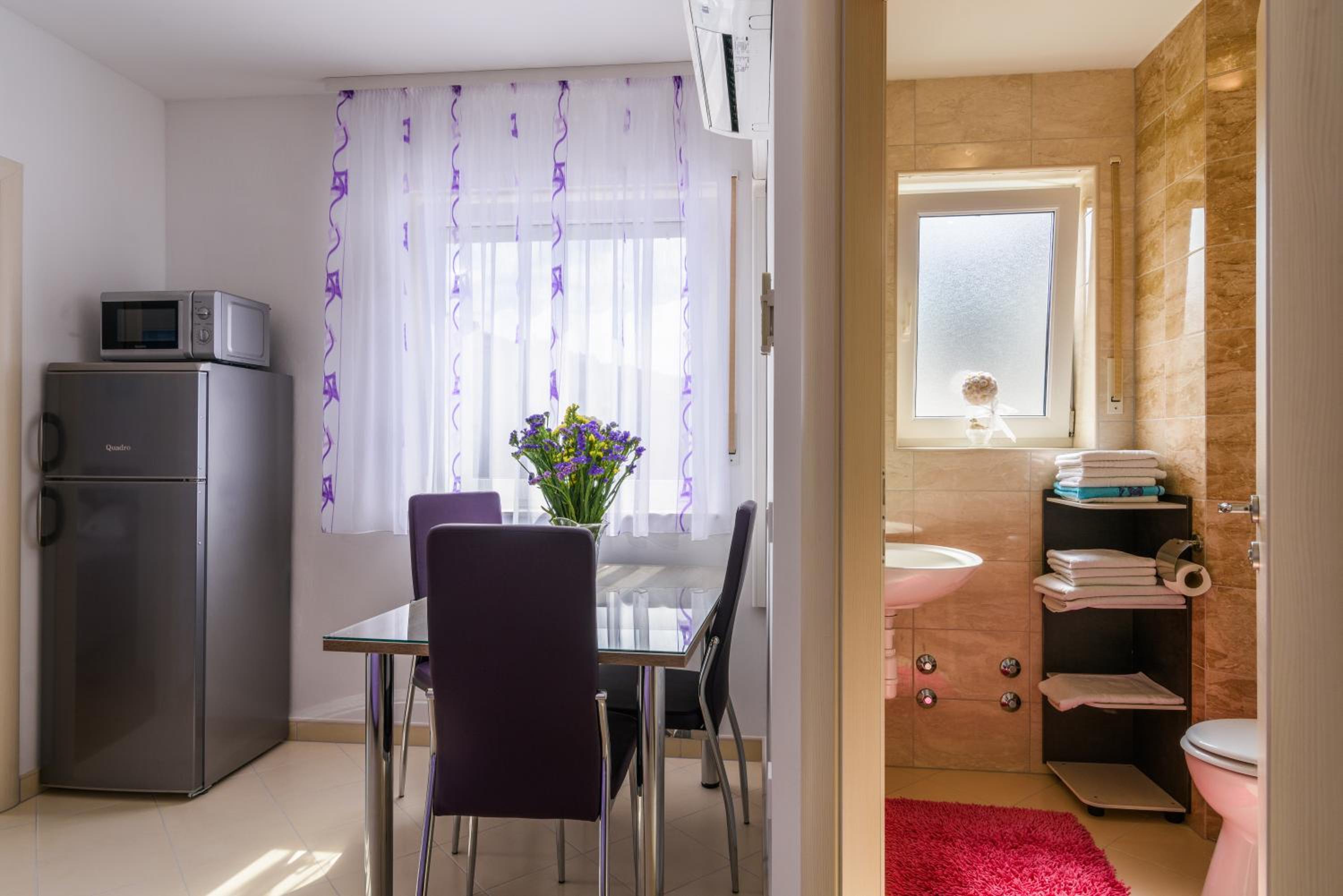 Apartment with Balcony - Photo 16
