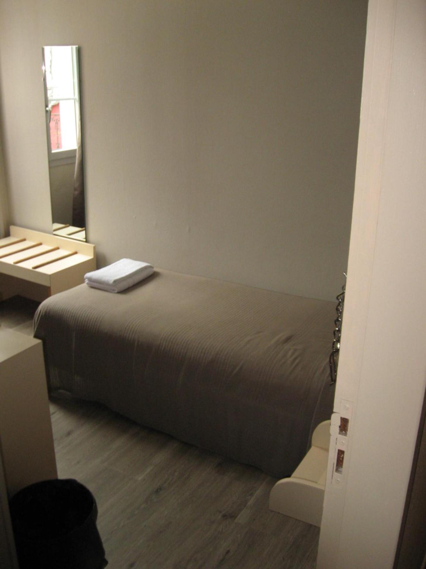 Single Room with Private Bathroom photo 2