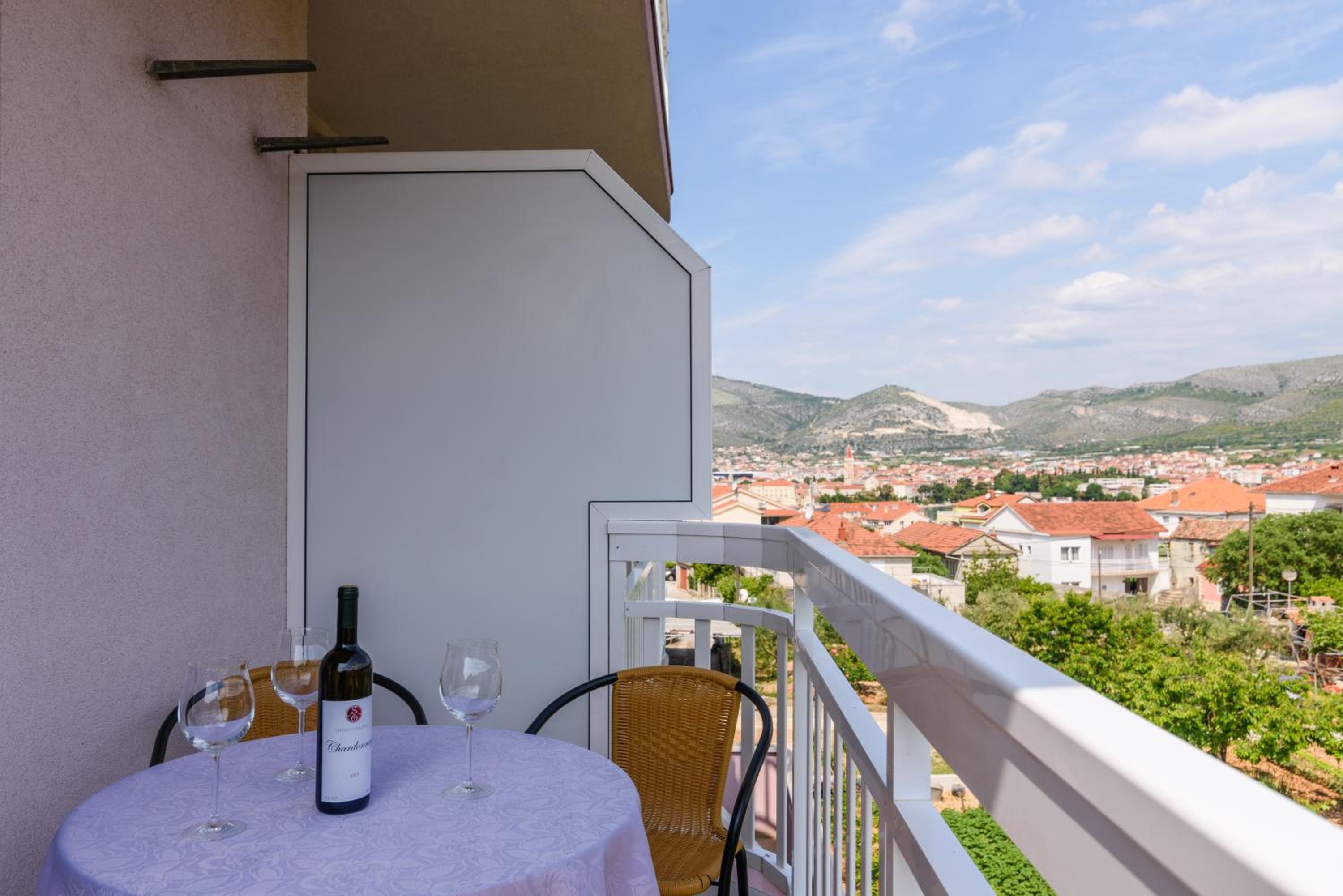Apartment with Balcony - Photo 9