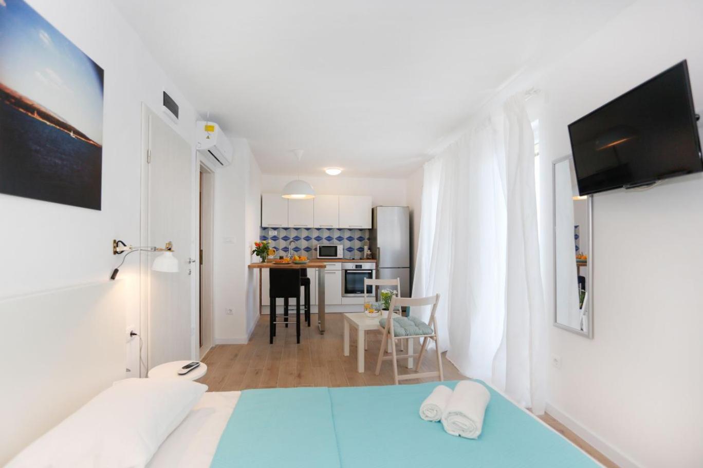 Apartment with Balcony photo 2