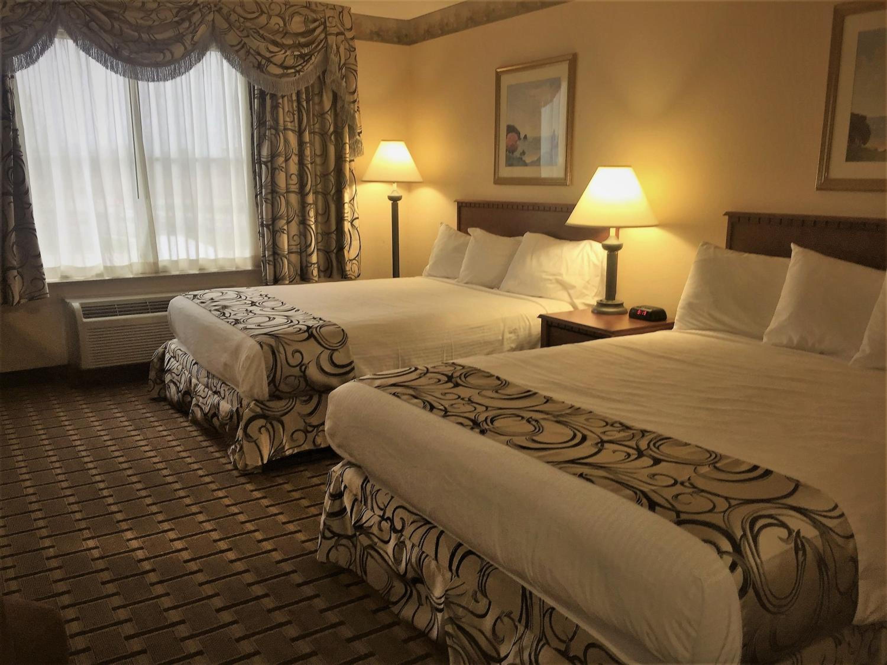 Queen Room with Two Queen Beds - Non-Smoking - Photo 2