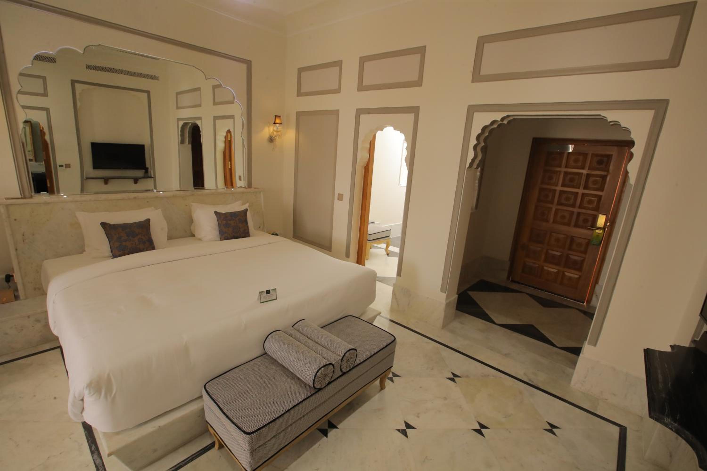  Royal Villa Suite with Private Pool : Welcome drink on arrival, 2 pints of Kingfisher lager beer, One child up to 10 years complimentary without extra bed,20% discount on all resort services,Complimentary Mini Bar - Photo 19