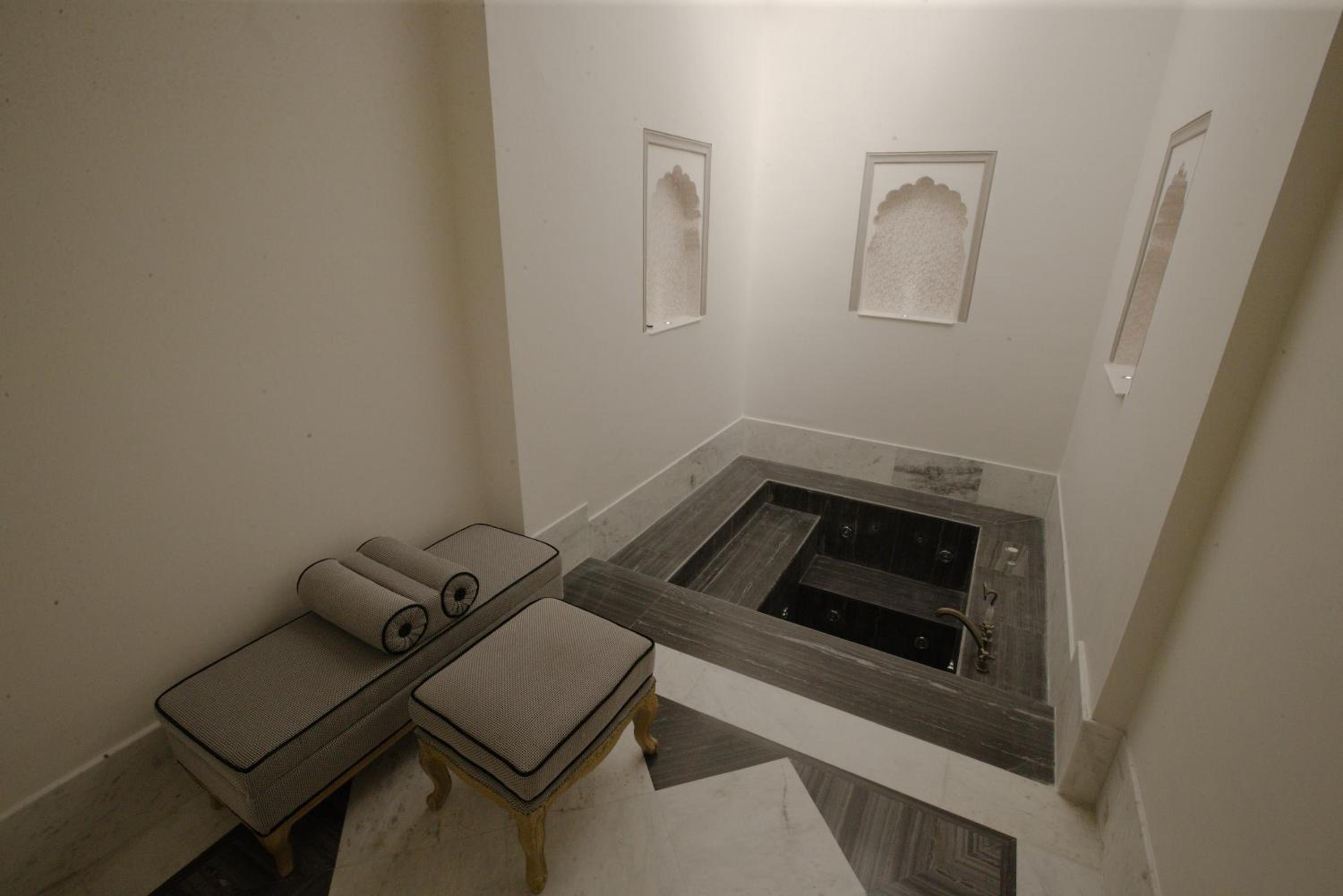  Royal Villa Suite with Private Pool : Welcome drink on arrival, 2 pints of Kingfisher lager beer, One child up to 10 years complimentary without extra bed,20% discount on all resort services,Complimentary Mini Bar - Photo 18
