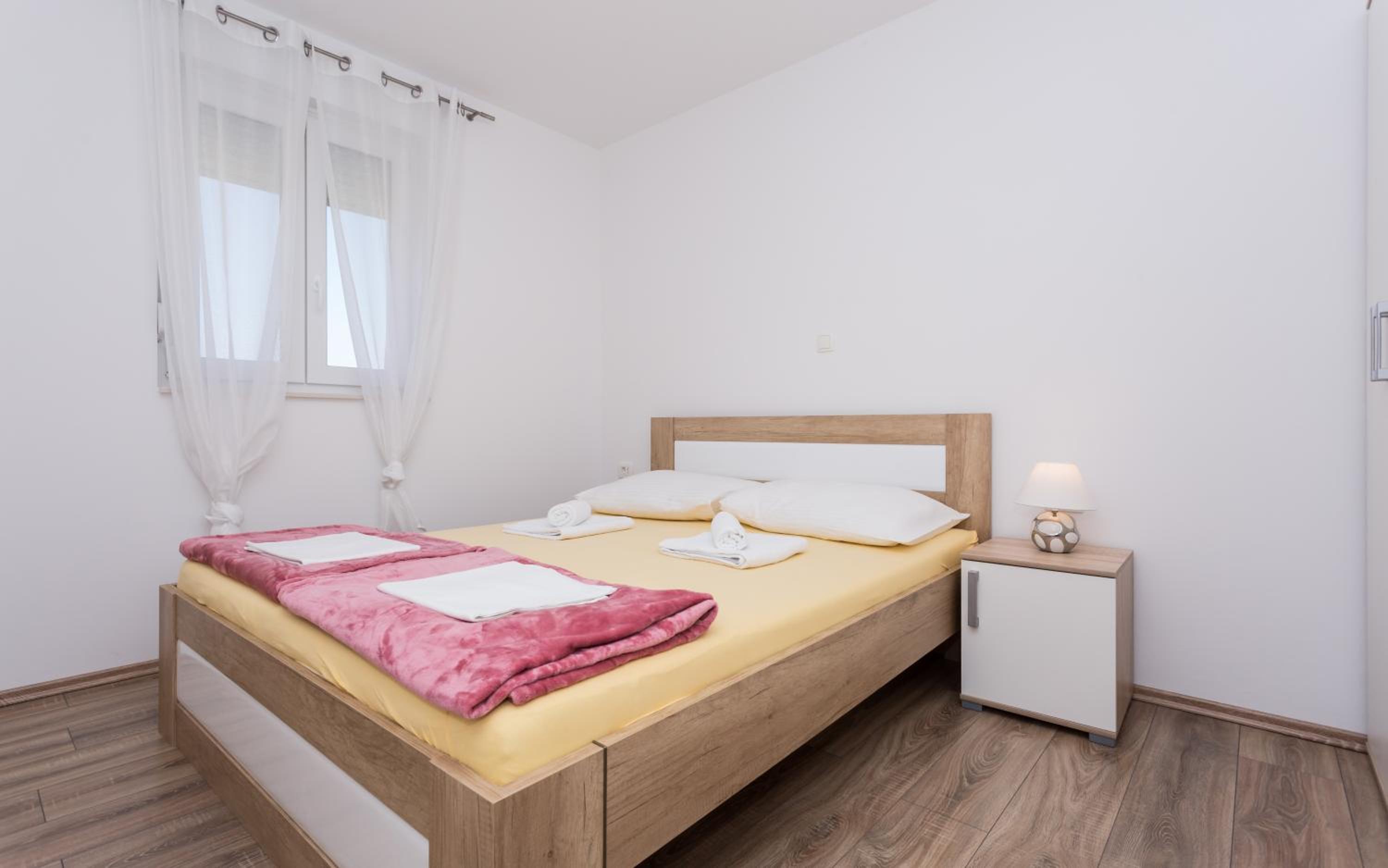 One-Bedroom Apartment with Balcony and Mountain View photo 3