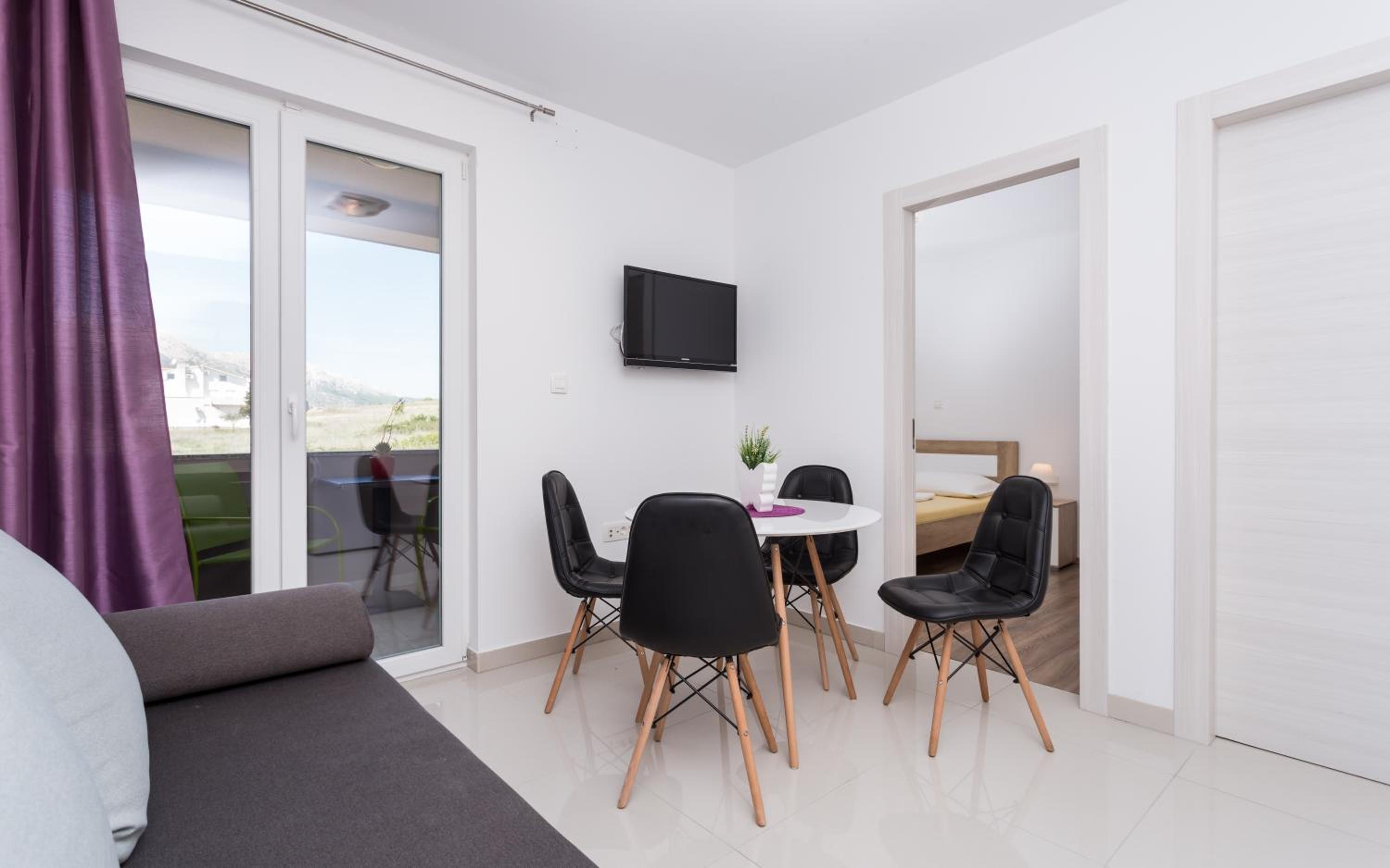 One-Bedroom Apartment with Balcony and Mountain View photo 1