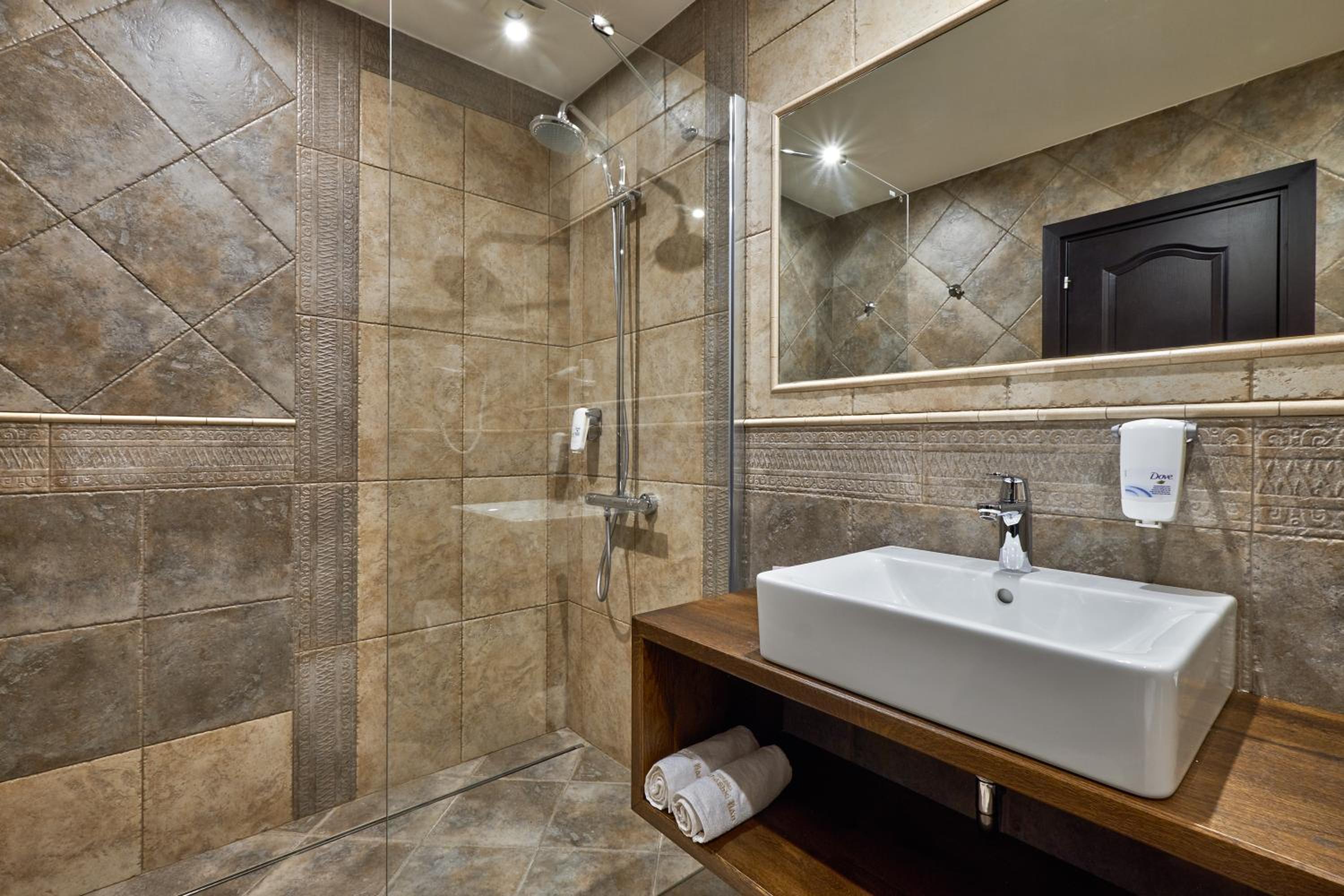 Suite with Pool View - Photo 3