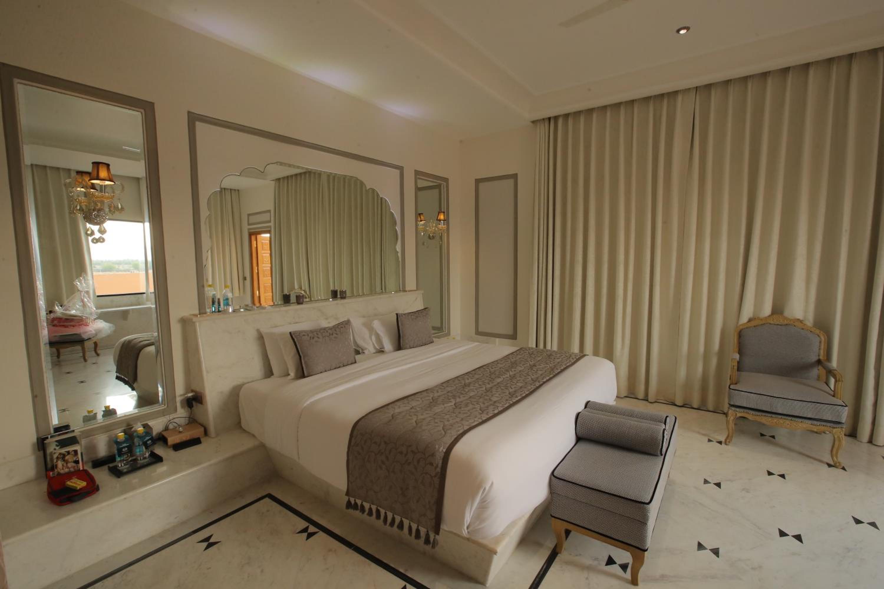  Royal Exclusive Villa Suite with Private Pool : Welcome drink on arrival, 2 pints of Kingfisher lager beer, One child up to 10 years complimentary without extra bed,20% discount on all resort services   - Photo 6