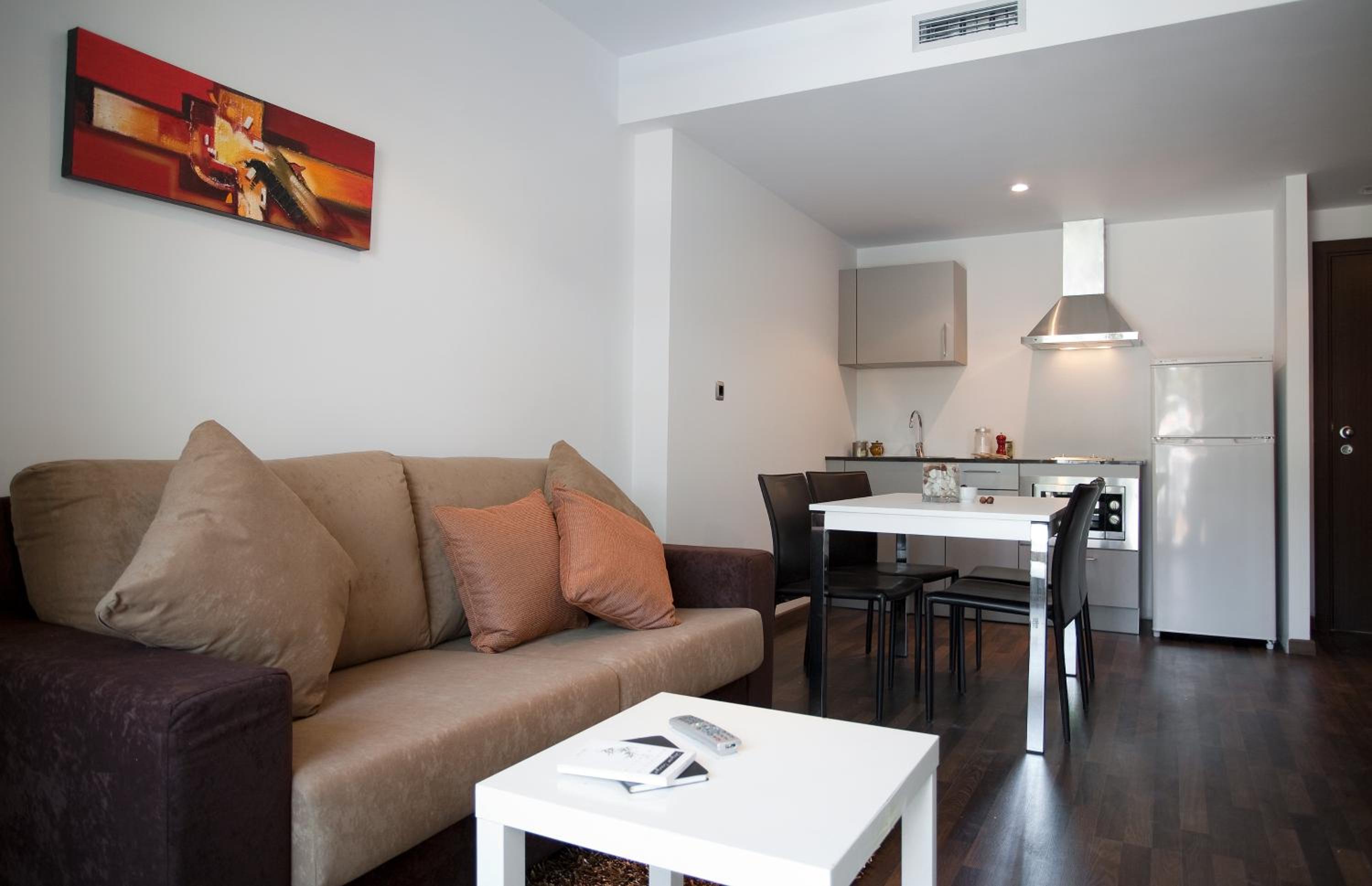 Duplex Two Bedroom Apartment - Photo 4