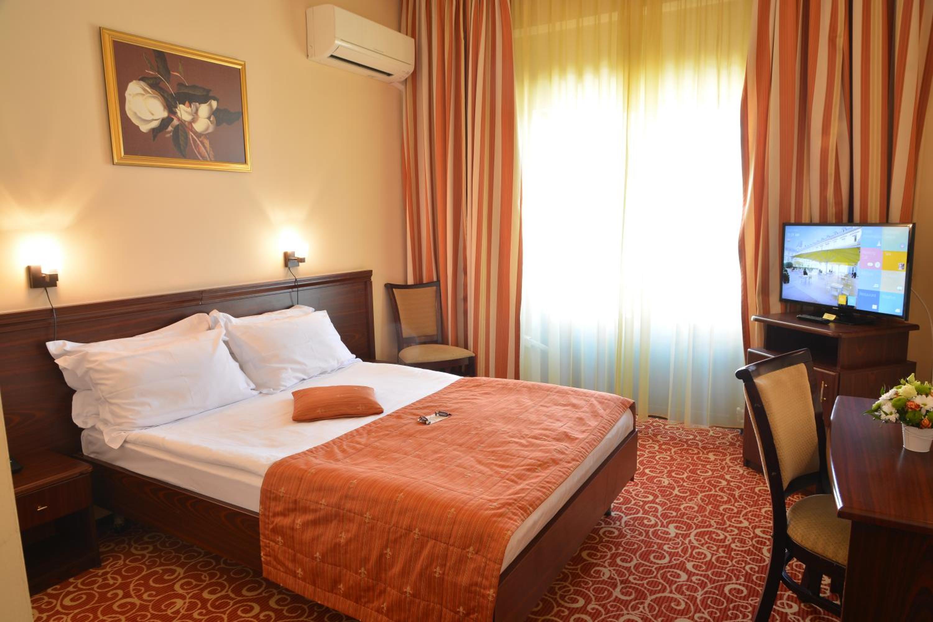 Standard Double or Twin Room - Photo 3