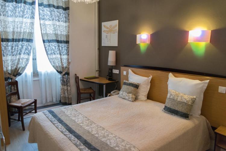 Standard Double Room - Photo 3