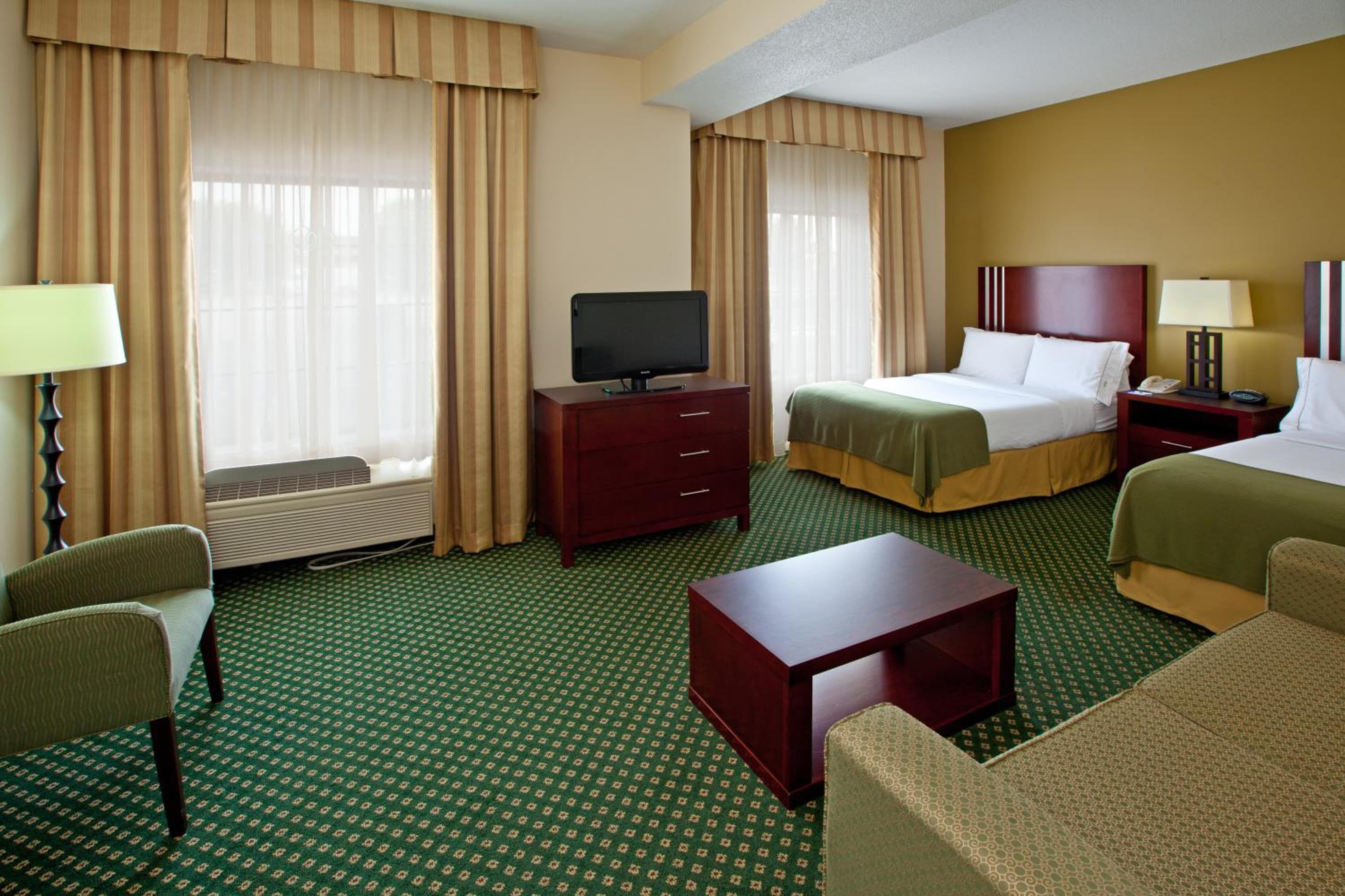 Standard Room with Two Queen Beds - Photo 1