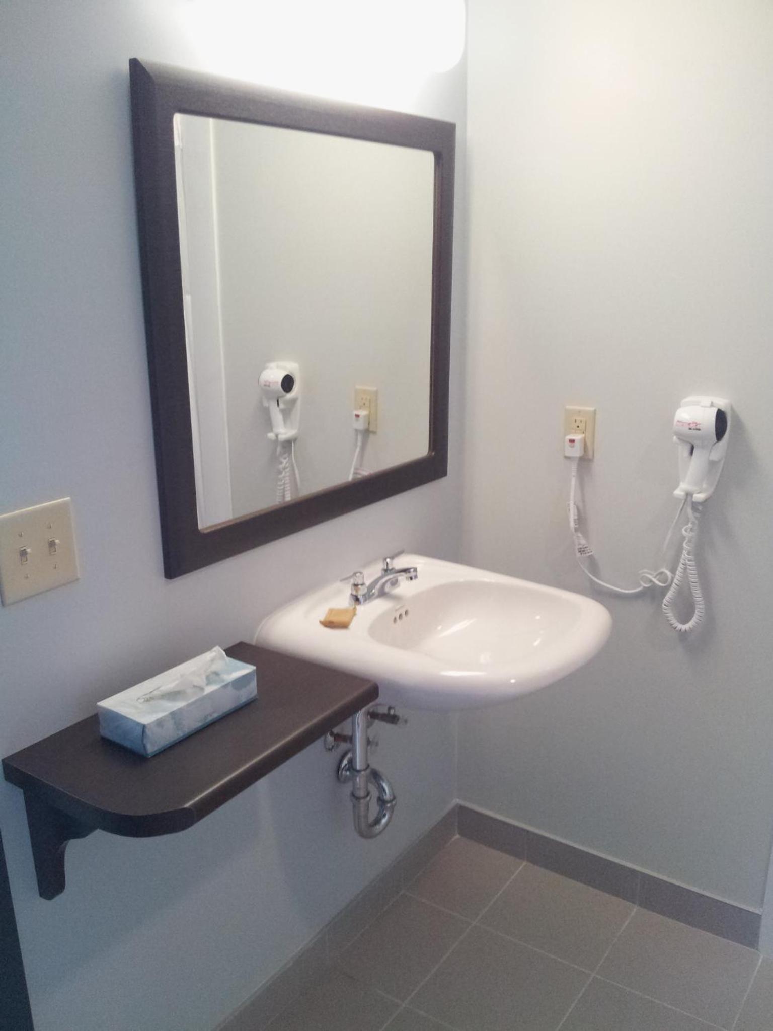 Queen Room - Disability Access photo 3
