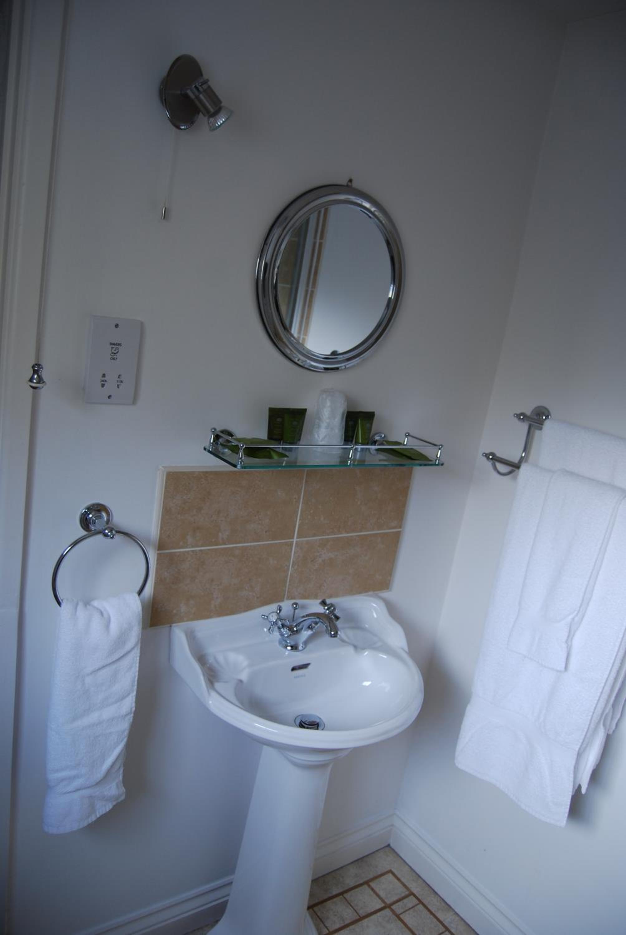 Standard Double Room - Photo 7