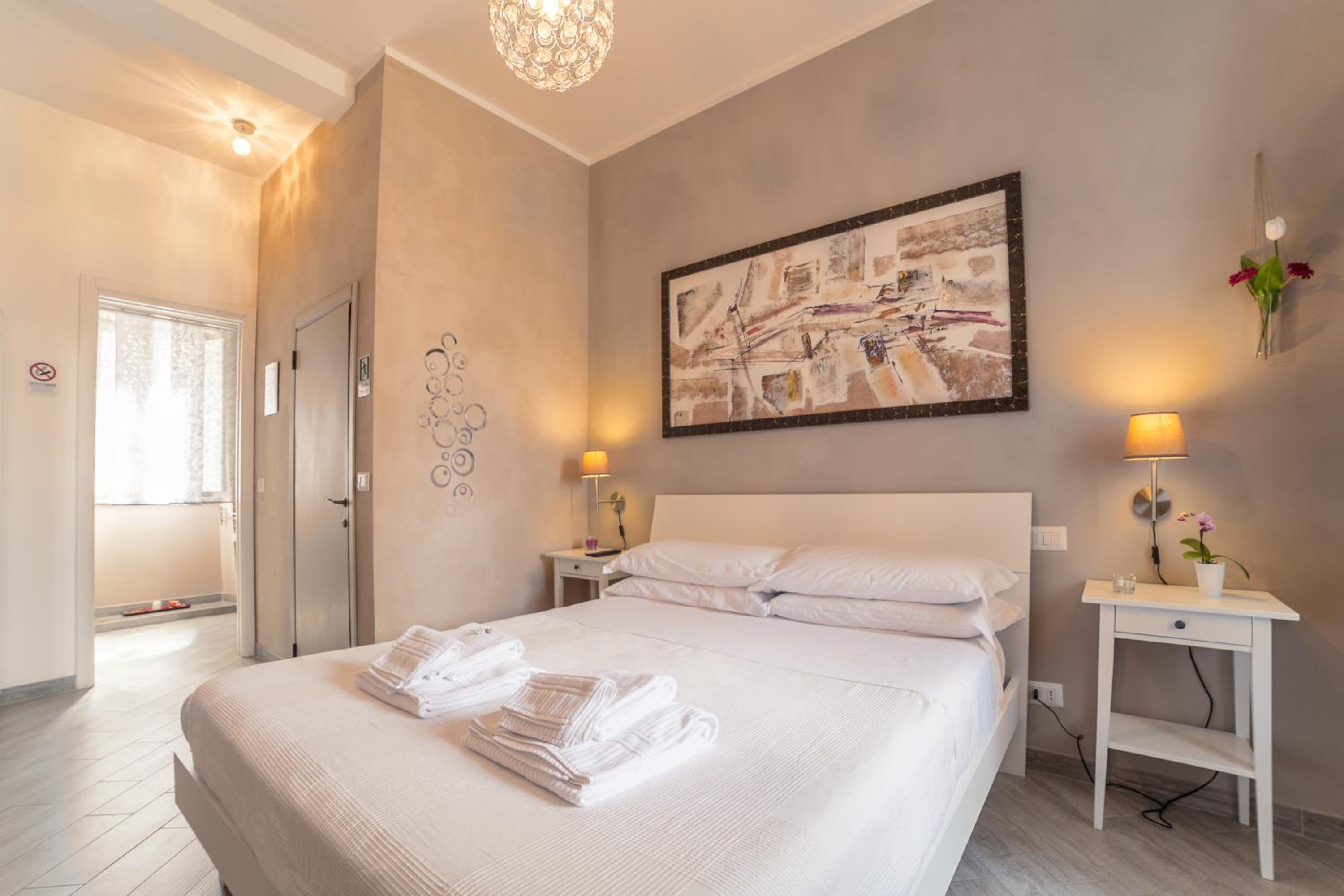Deluxe Double Room - Photo 8