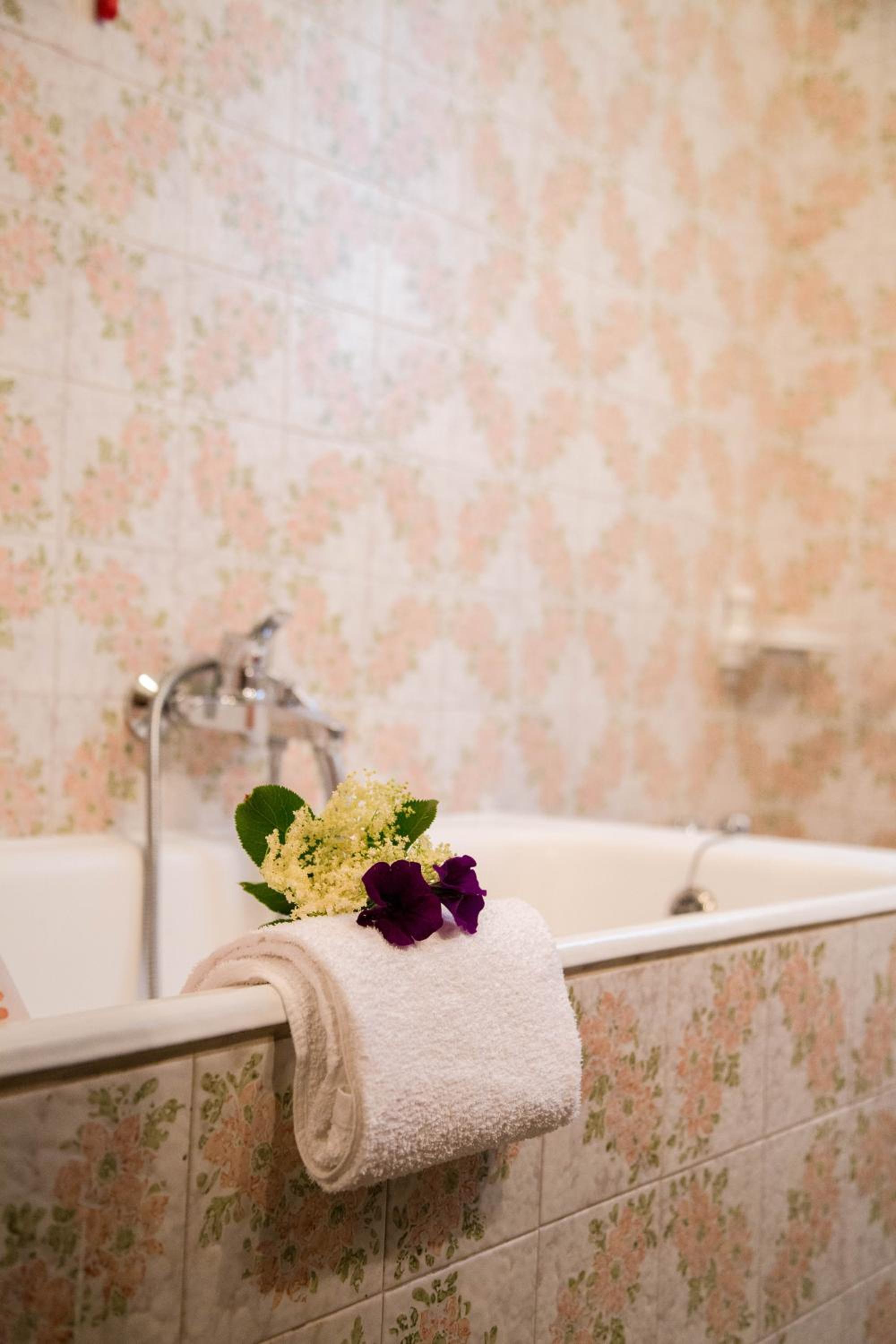 Single Room with Shared Bathroom photo 3