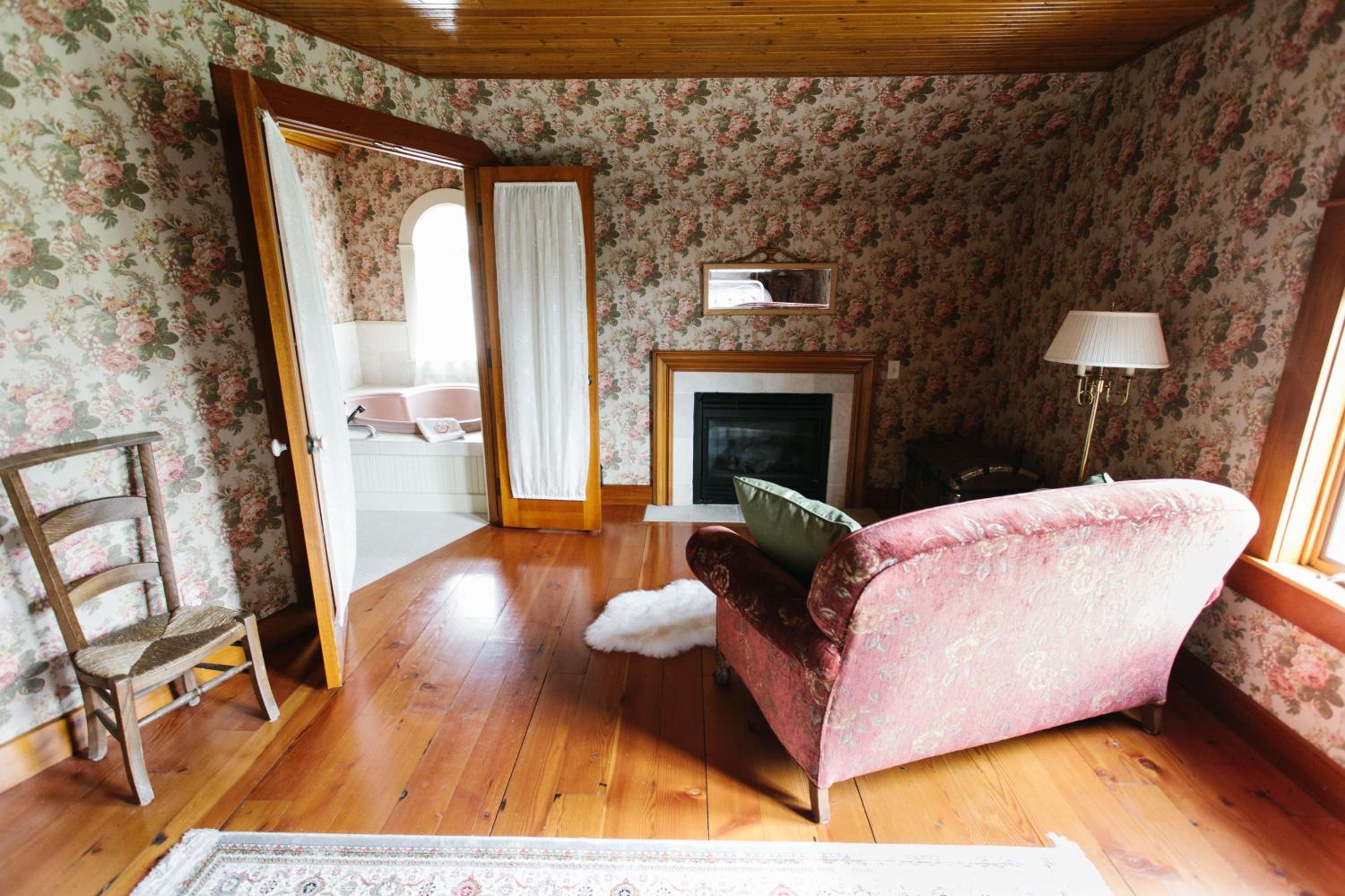 Deluxe King Suite photo 3