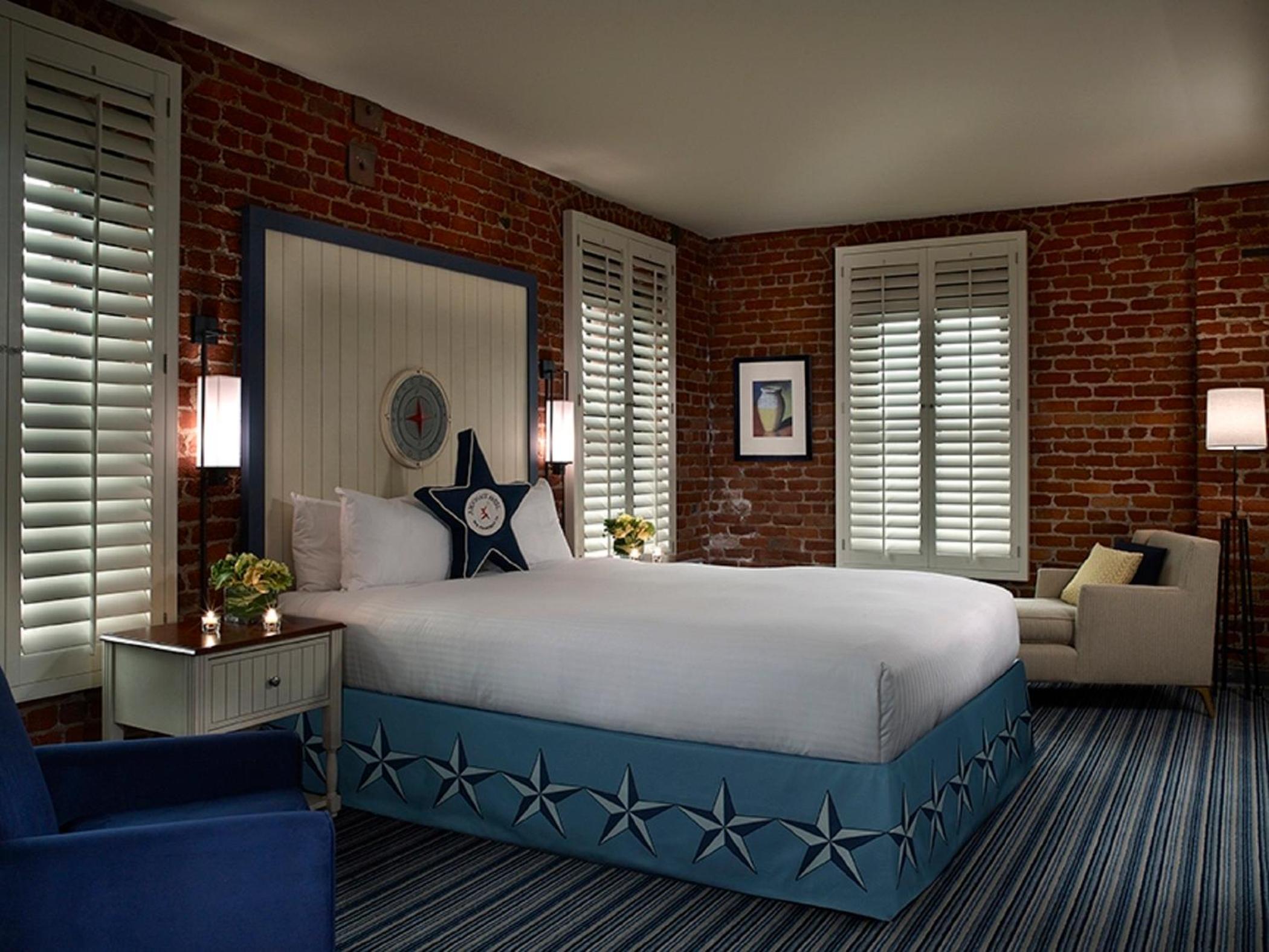 Queen Room photo 2